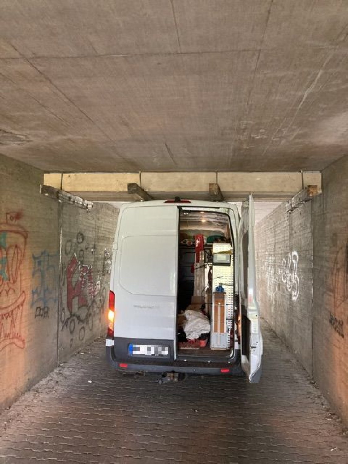 Ein Transporterfahrer hat sich am Montagnachmittag derart in einer Unterführung in der Baumschulenstraße festgefahren, dass fremde Hilfe nötig war, um das Fahrzeug wieder aus seiner misslichen Lage zu befreien.