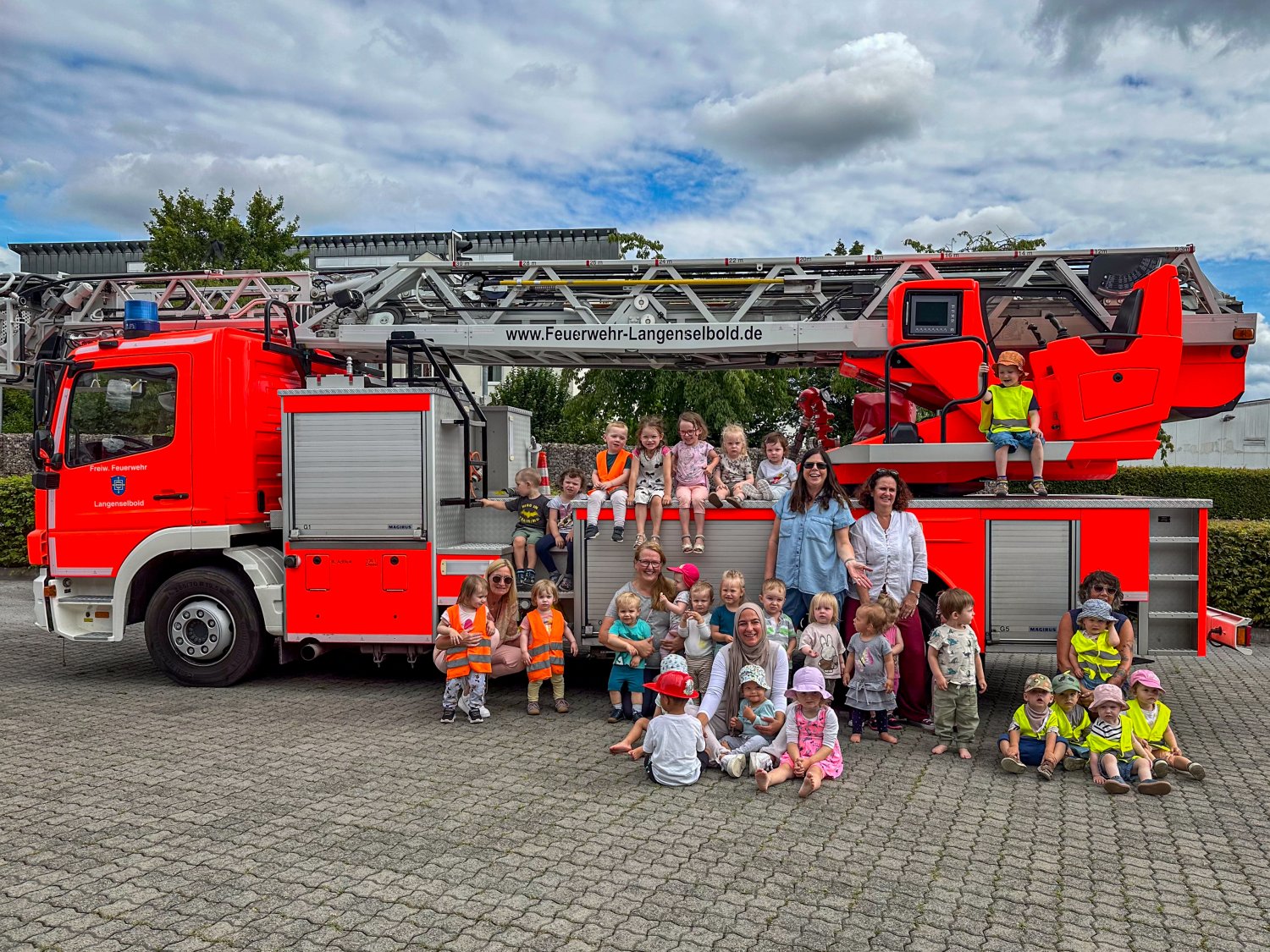 Sechs Tagesmütter besuchten mit 30 Kindern die Feuerwehr in Langenselbold.
