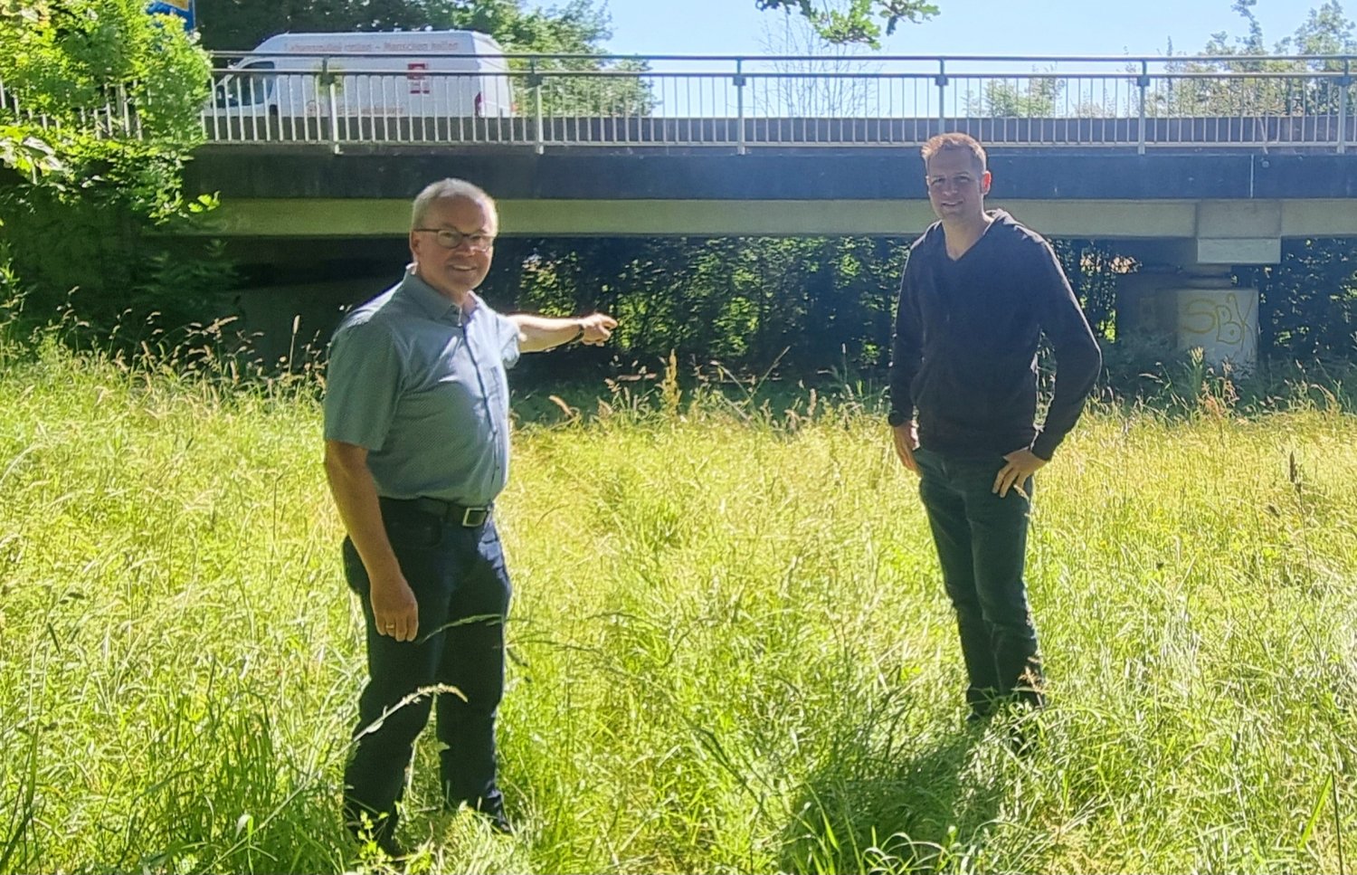 Der Radverkehrsbeauftragte des Main-Kinzig-Kreises Elmar Sachs (rechts) und der Gründauer Bürgermeister Gerald Helfrich bei der Besichtigung des vorgesehenen Standorts für die Unterführung der K 903 bei Rothenbergen.