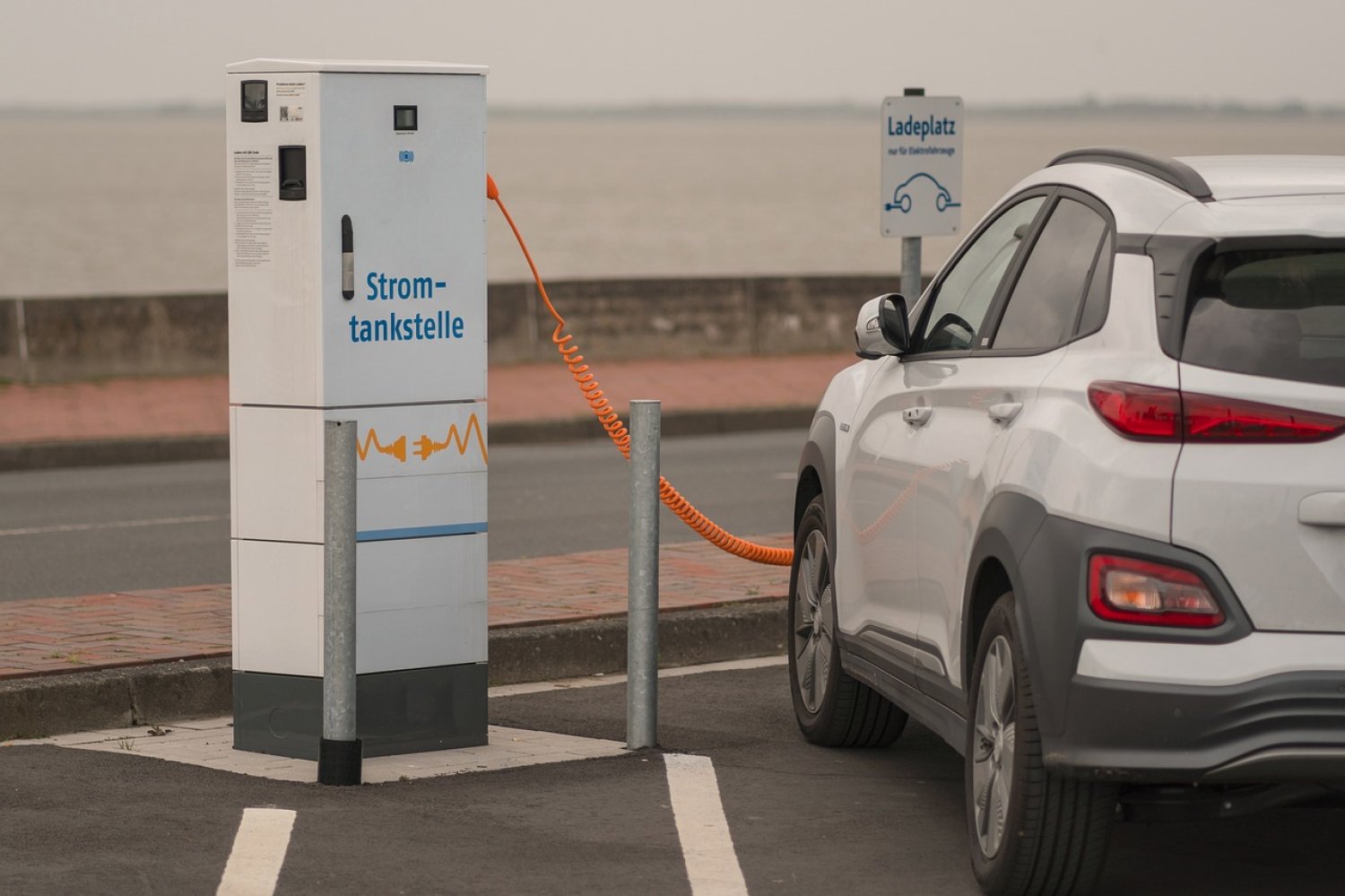 Unterwegs mit dem eigenen E-Auto. Für die Routenplanung ist nicht nur die Reichweite des Autos, sondern auch das Netz an Schnellladestationen ausschlaggebend.