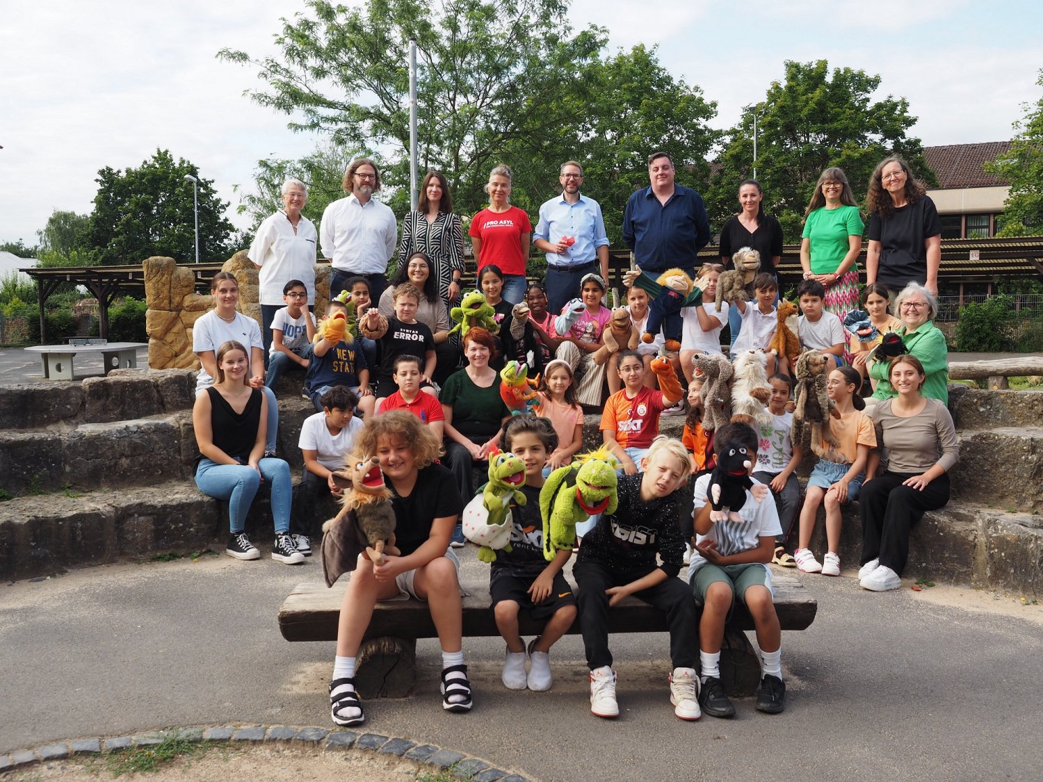 Landrat Thorsten Stolz (Mitte) sowie weitere Gäste besuchten den diesjährigen Deutschsommer in der Philipp-Reis-Schule.
