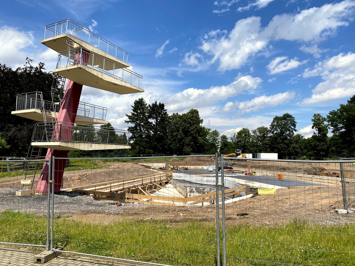 Viel ist passiert am Heinrich-Fischer-Freibad: Der gesamte Rutschenturm ist mittlerweile abgerissen worden, die beiden Nebenbecken existieren ebenfalls nicht mehr.