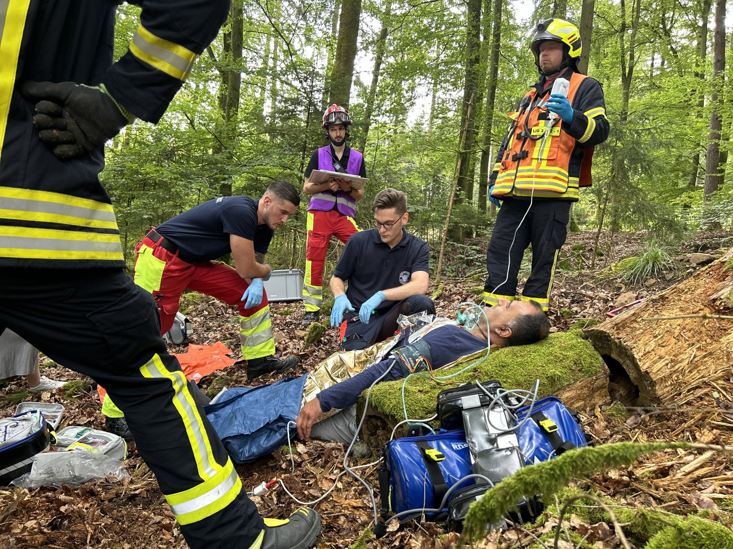     Eine Übung der besonderen Art hat die DRK-Rettungsdienstschule Gelnhausen gemeinsam mit dem Forstamt Hanau-Wolfgang und der Feuerwehr Geislitz auf die Beine gestellt.