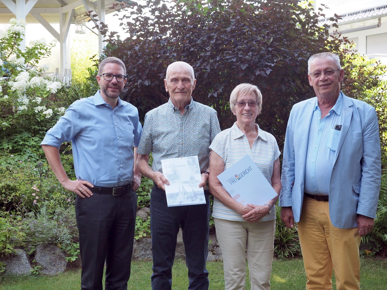 Landrat Thorsten Stolz (links) und Bernd Hofmann (rechts), Beigeordneter der Gemeinde Freigericht, gratulierten Katharina und Jürgen Benzing zur Diamanthochzeit.