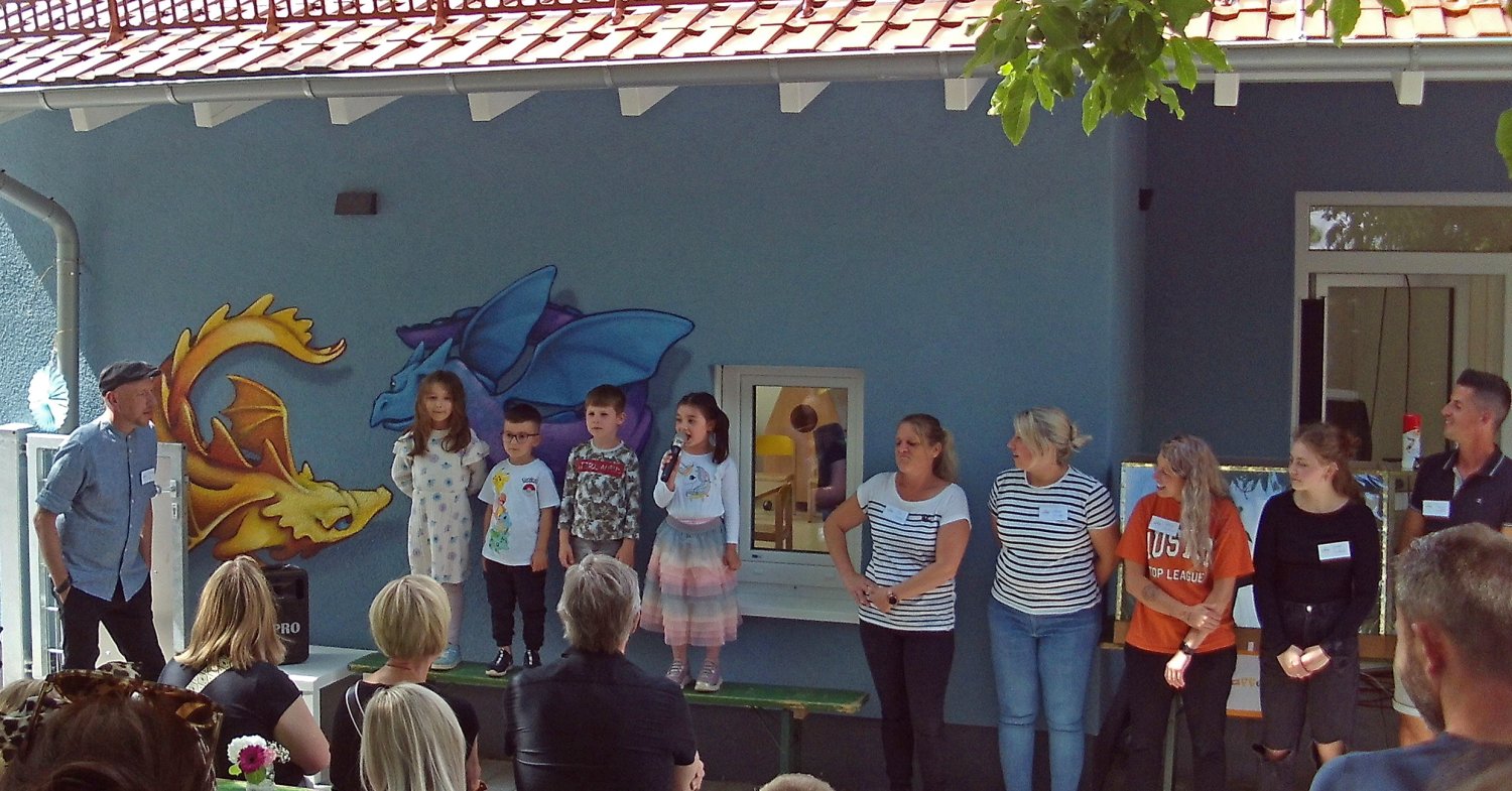 Nach den Sommerferien kommen Alexandra, Nura, Sefa und Valentin in die Schule. Beim ersten Sommerfest im Meerholzer „Drachennest“ übernahmen sie, flankiert von Einrichtungsleiter Michael Okon (links) und dem Kita-Team die Eröffnung.