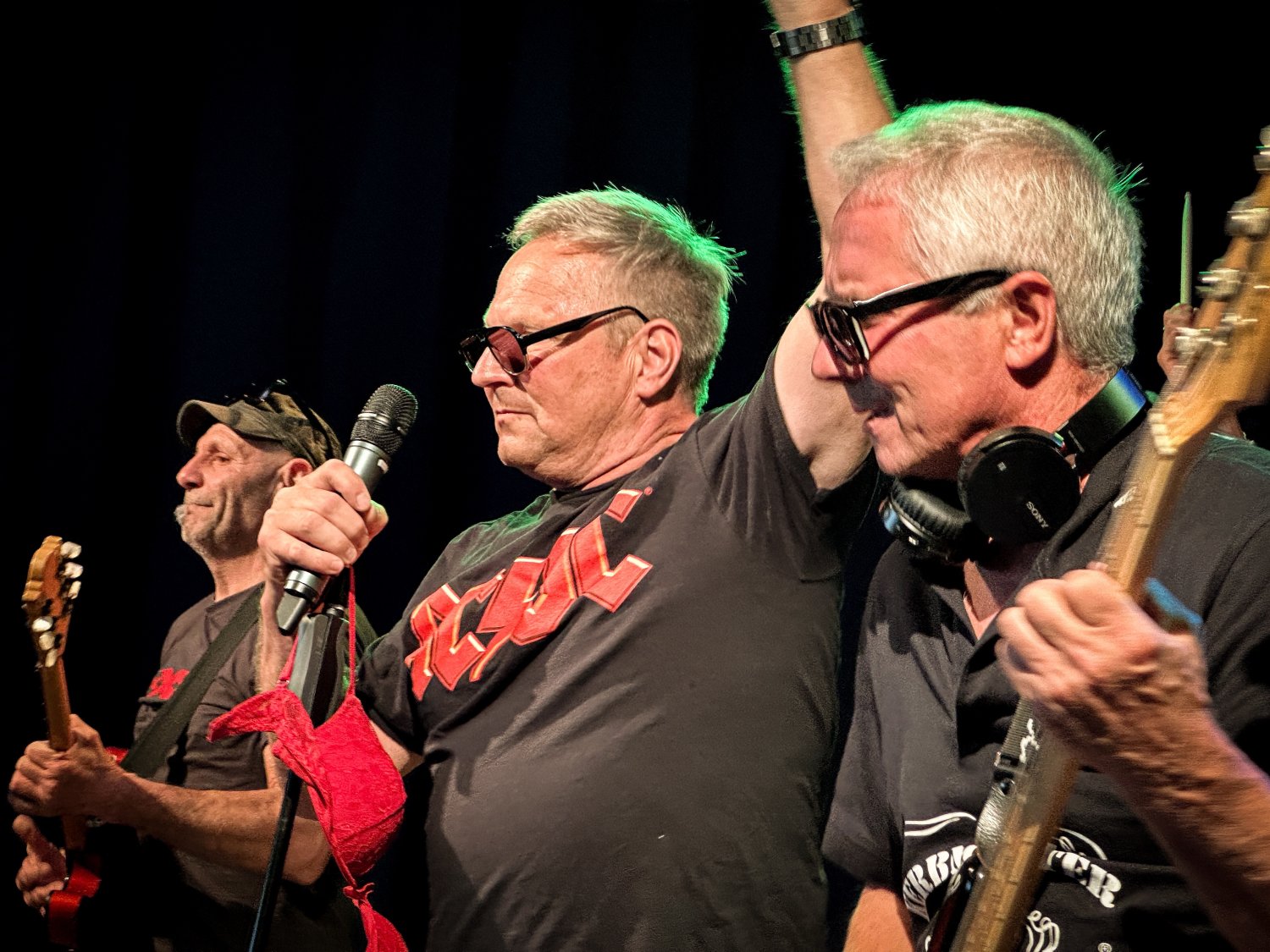 Die Gewinnerband „German Mix Pickels“ (v.li.): Georg Dederich (auch Gewinner der Sonderkategorie „Bester Einzelakteur“), Uwe Bandilla und Hagen Bandilla. Nicht auf dem Bild: Florian Pfeffer an den Drums.