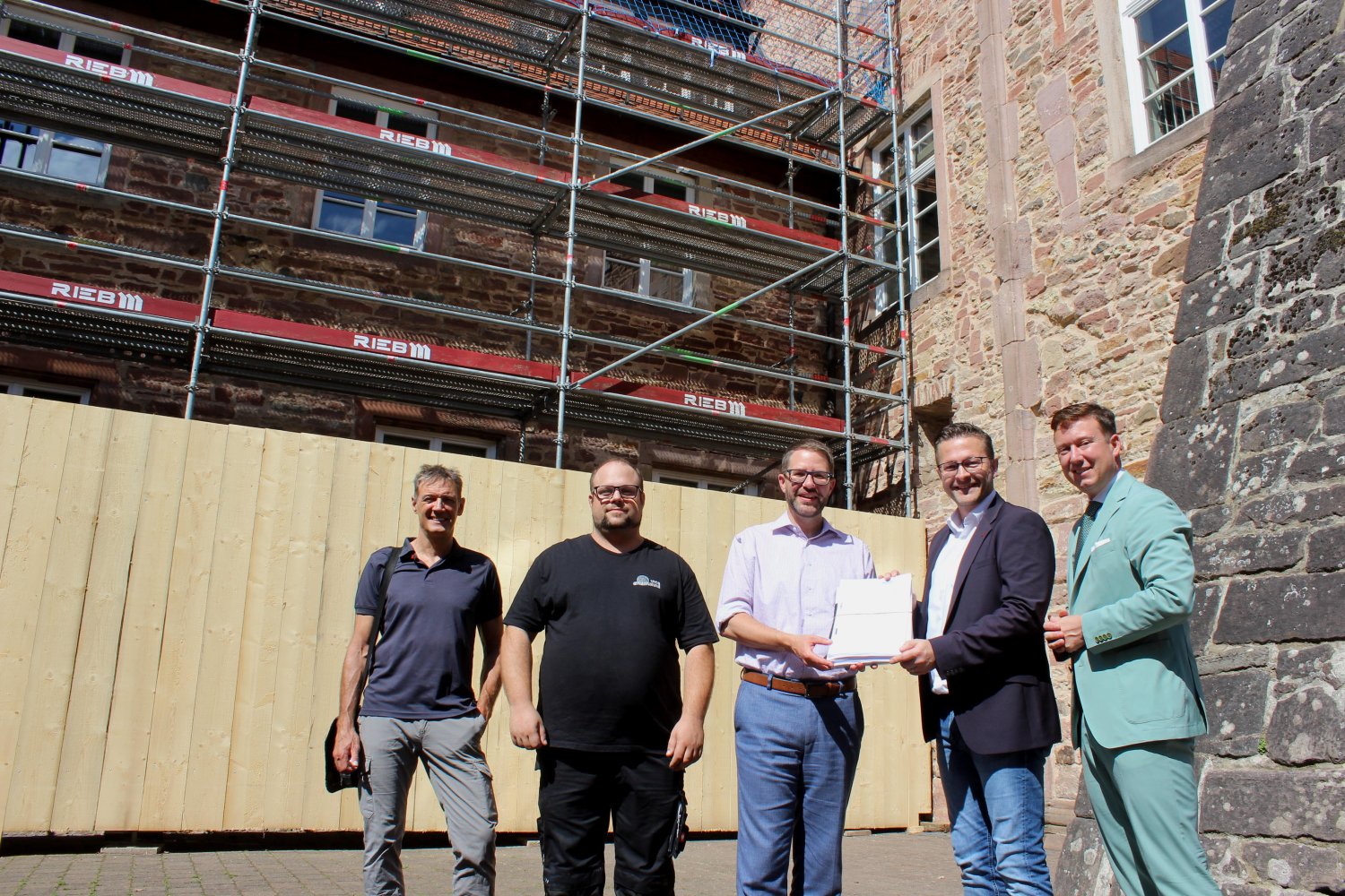 v.l.n.r.: Architekt Matthias Frischmuth, Hausmeister André Hergenröder, Landrat Thorsten Stolz, Klosterrentmeister René Leipold und Bürgermeister Matthias Möller an der Stelle, an der der Personenaufzug installiert werden soll.