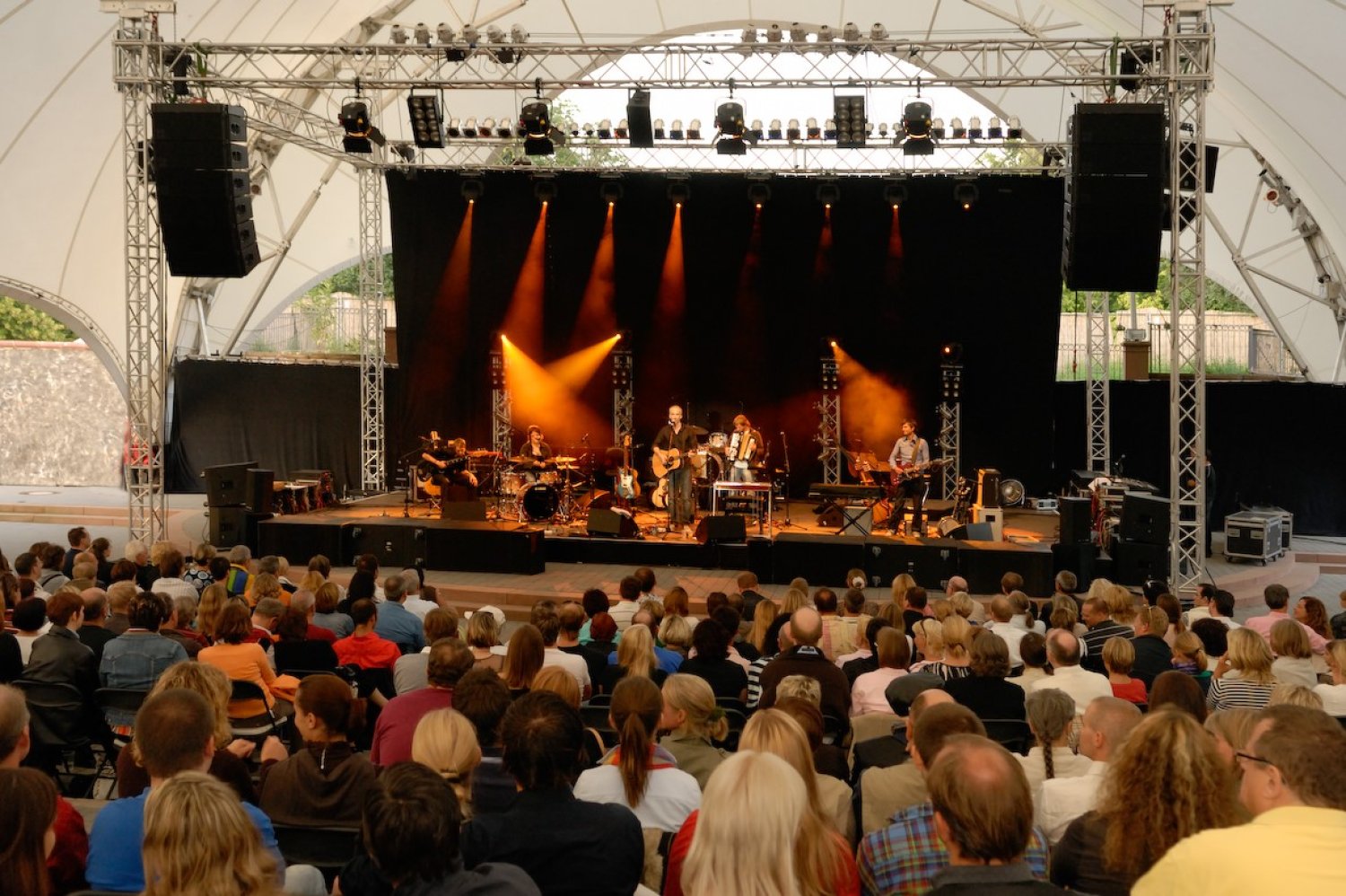 Das Hanauer Amphitheater gehört mit seinem Zeltdach zu den schönsten Open Air Locations für Konzerte in ganz Hessen.