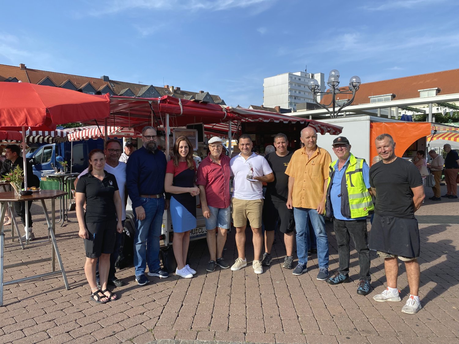 Ein echtes Urgestein des Hanauer Wochenmarkts war in dieser Woche zum letzten Mal zentral auf dem Marktplatz anzutreffen: Barista Stefan Fleck (5. von links).