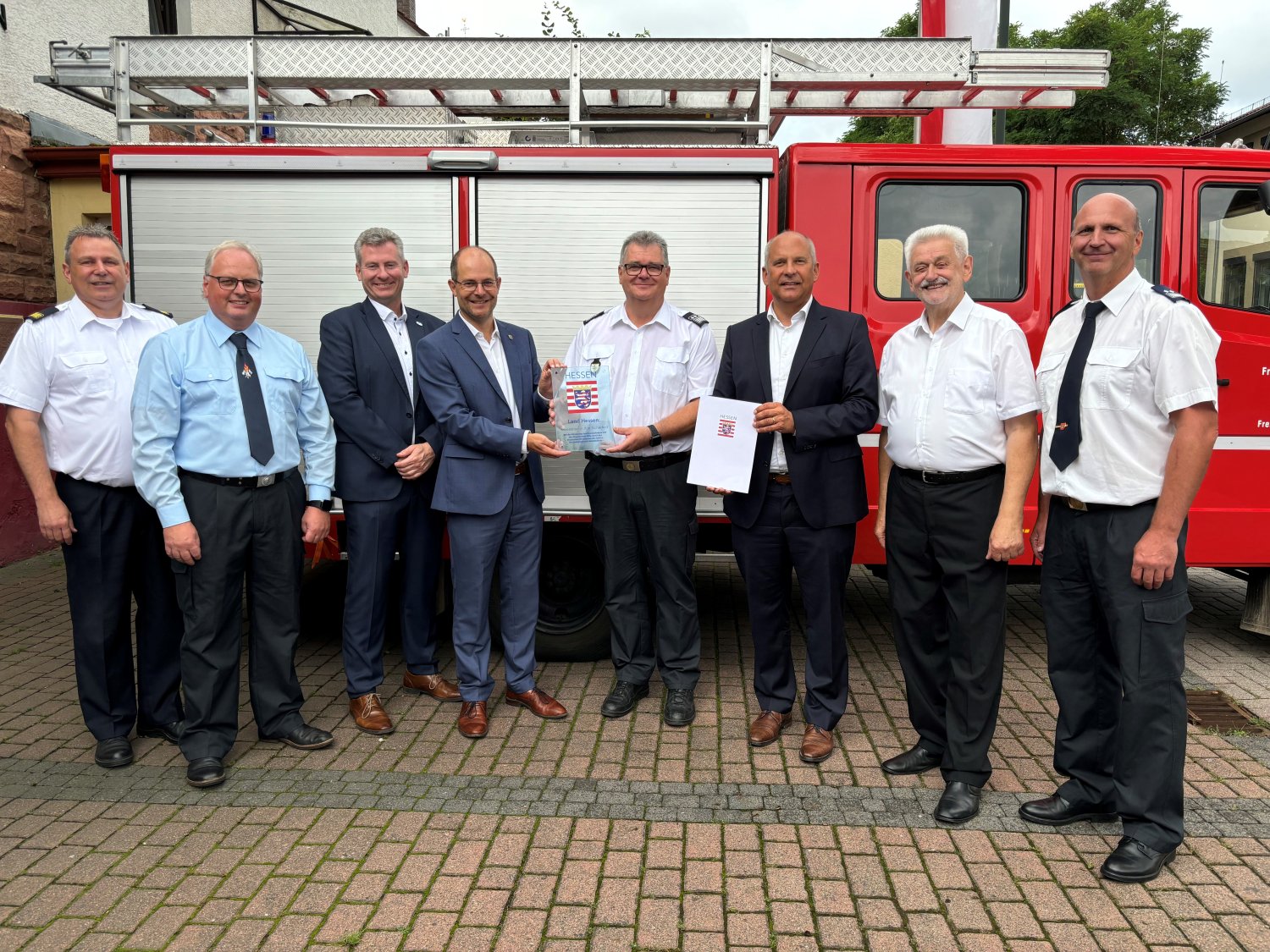 Freude anlässlich der Übergabe des Zuwendungsbescheids durch Hessens Innenminister Roman Poseck (Dritter von rechts) an die Gemeinde Freigericht für den Erweiterungsbau der Feuerwehr Neuses.