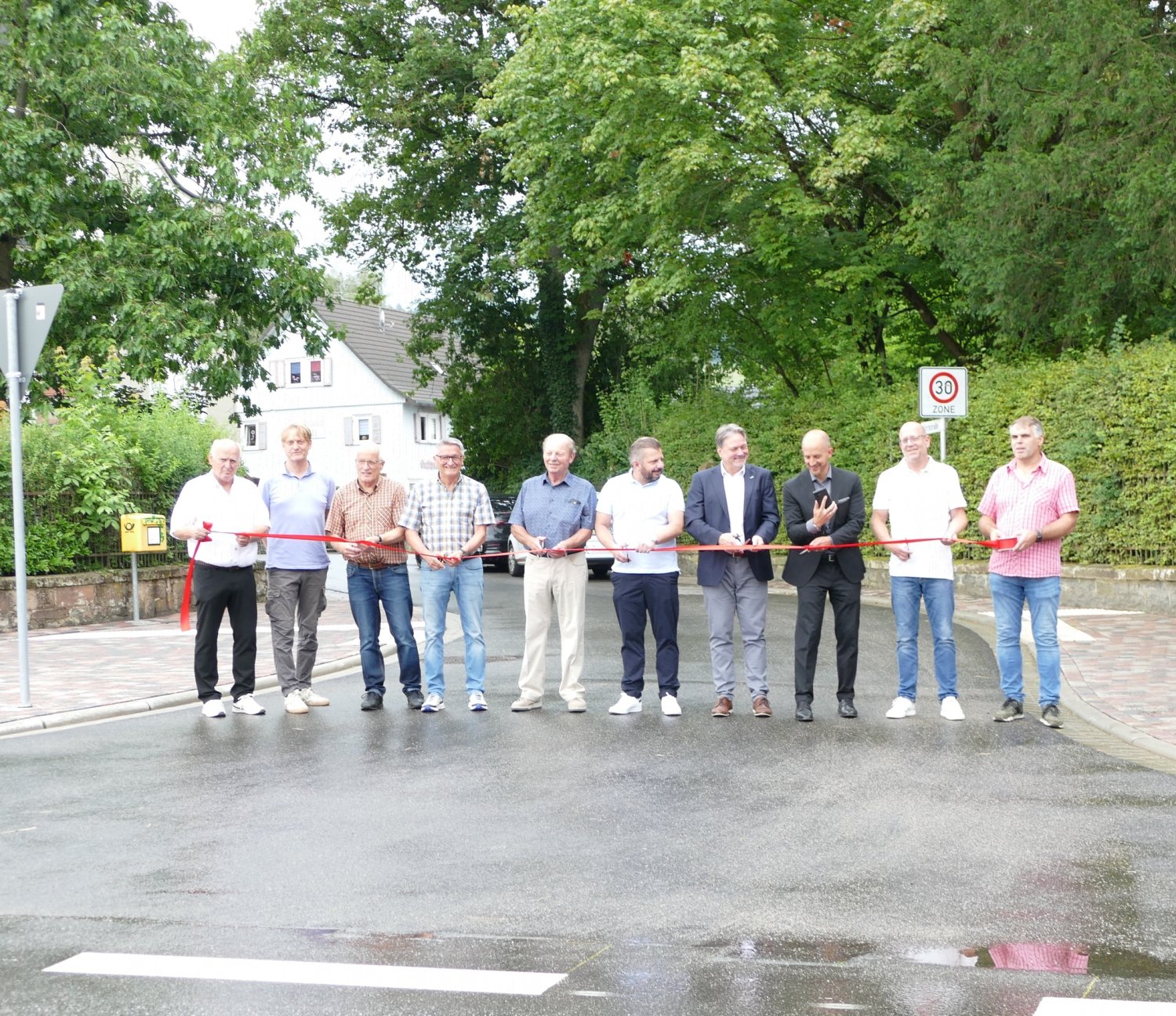 Nach knapp einjähriger Bauphase wurde kürzlich die Huttentalstraße in Romsthal offiziell eingeweiht. 