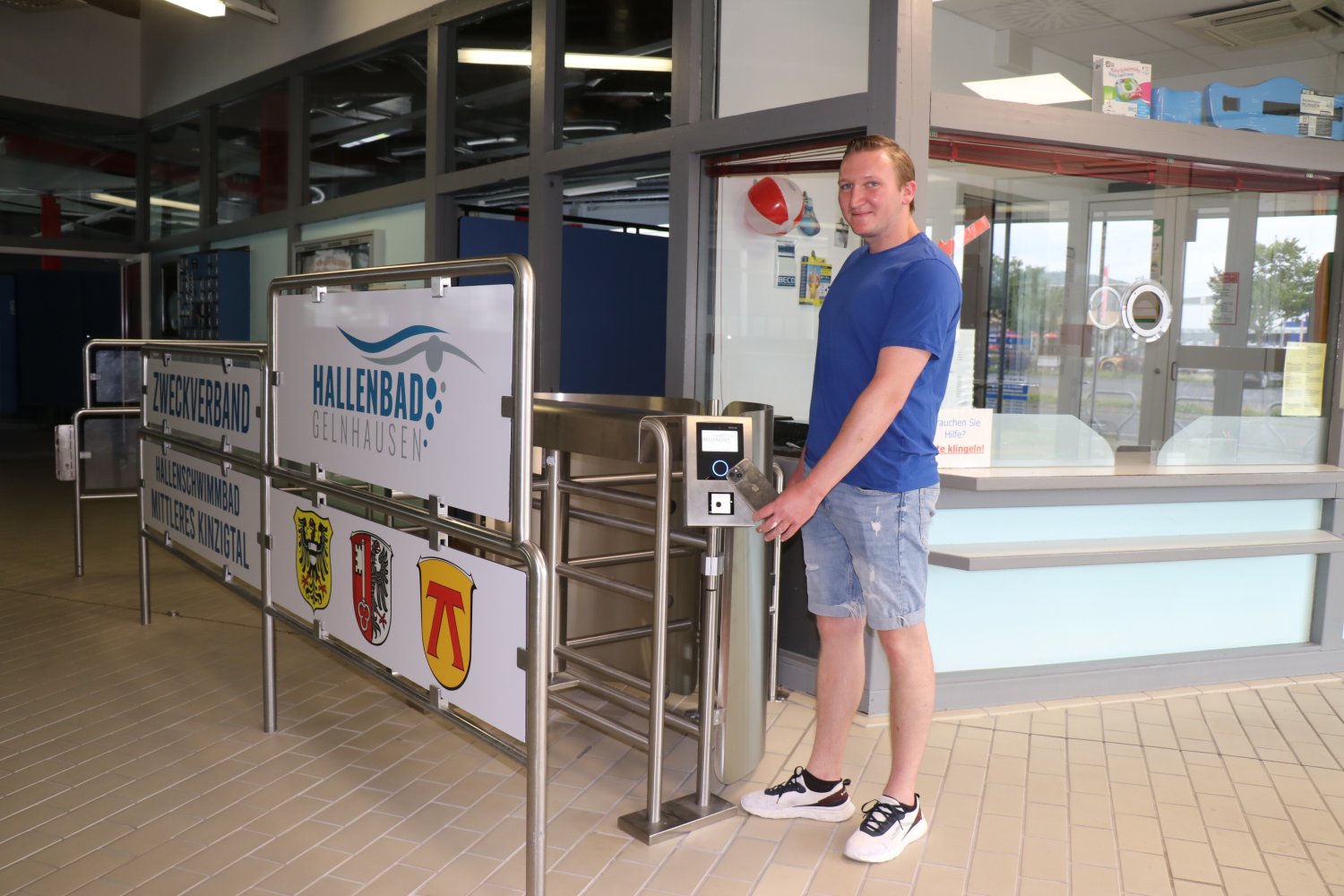 Die Weichen für die Zukunft sind gestellt: Hallenbad-Leiter Tobias Klein demonstriert den Eintritt per Handy und QR-Code. 