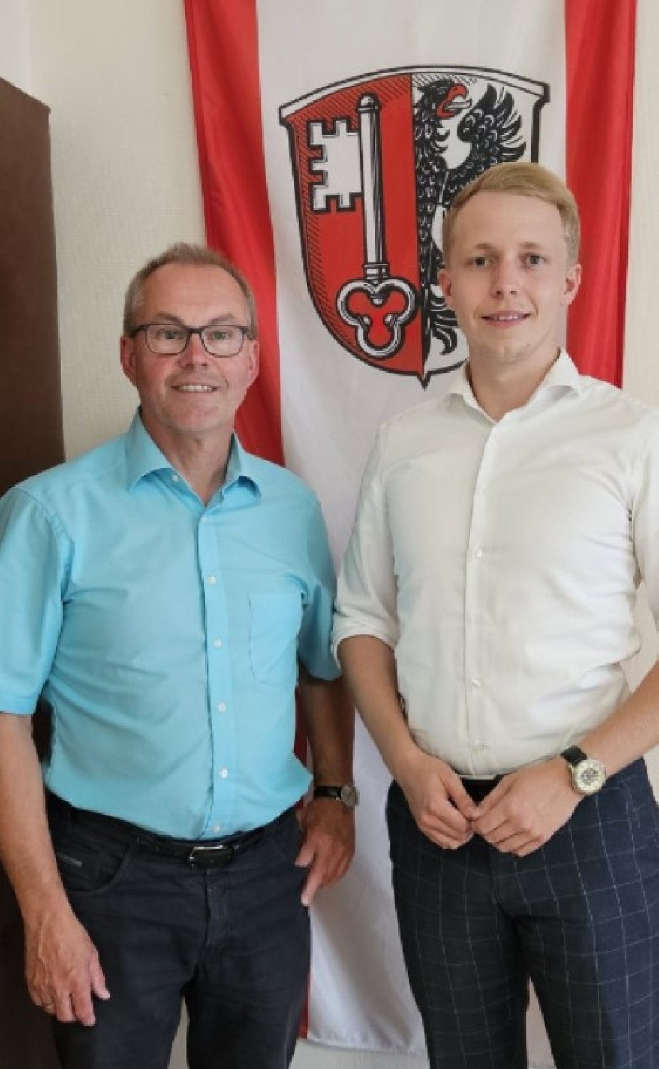 Guter Austausch – der neue Kreisbeigeordnete Jannik Marquart (rechts) zu Besuch bei Bürgermeister Gerald Helfrich in Gründau.
