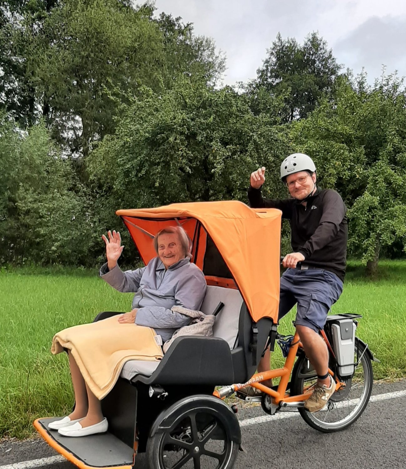 Florian Zeller, ehrenamtlicher Rikscha-Fahrer, und Luise Berger, Bewohnerin der Kurzzeitpflege, genießen einen gemeinsamen Ausflug in Sinntal-Sterbfritz.