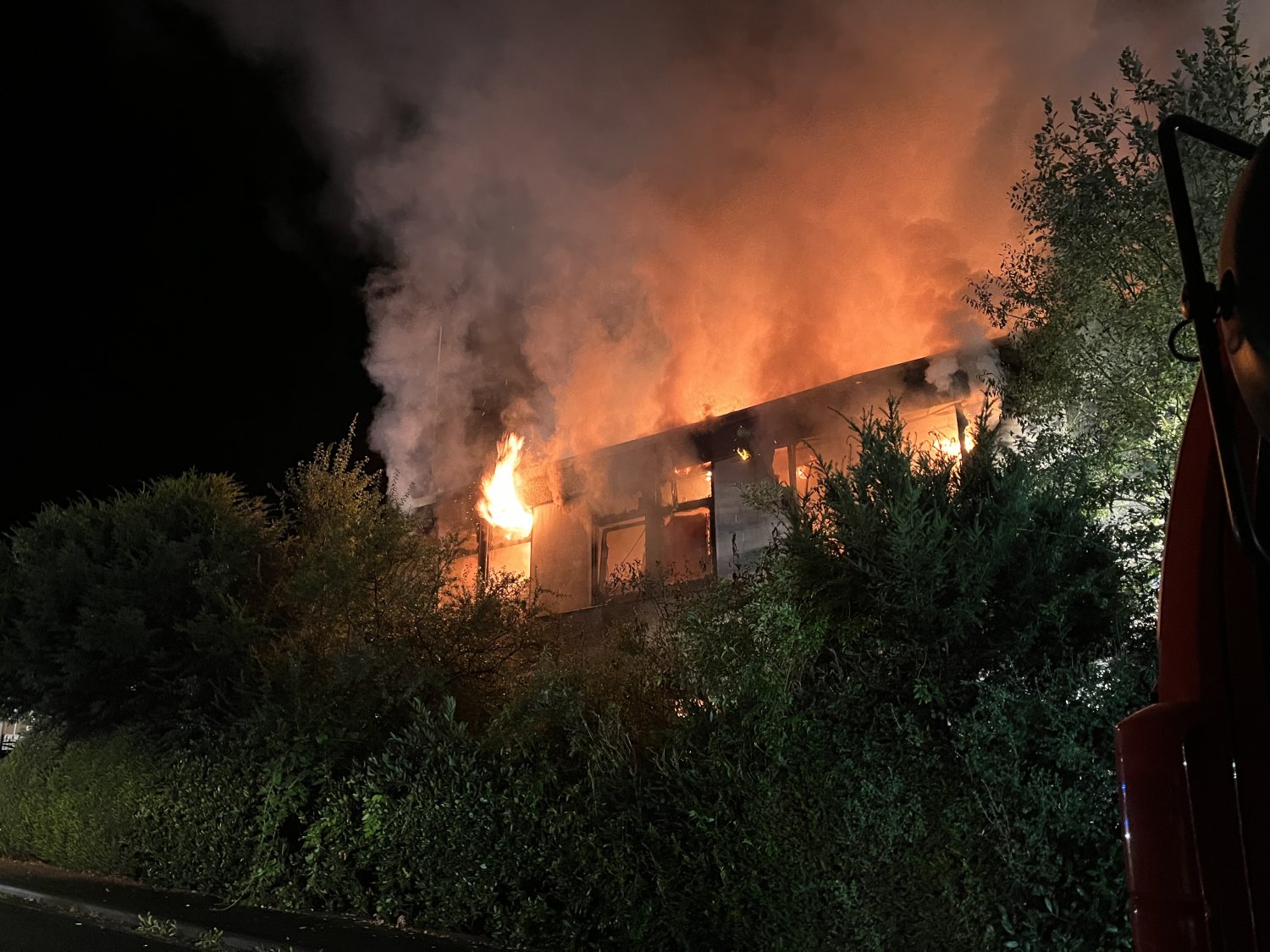 In der Nacht zum Samstag, kurz vor Mitternacht, wurden Rettungsleitstelle und Polizei über einen Brand im Ortsteil Sterbfritz informiert. Bei Eintreffen der Streifen und der Feuerwehr stand das erste Obergeschoss des Gebäudes in Flammen.