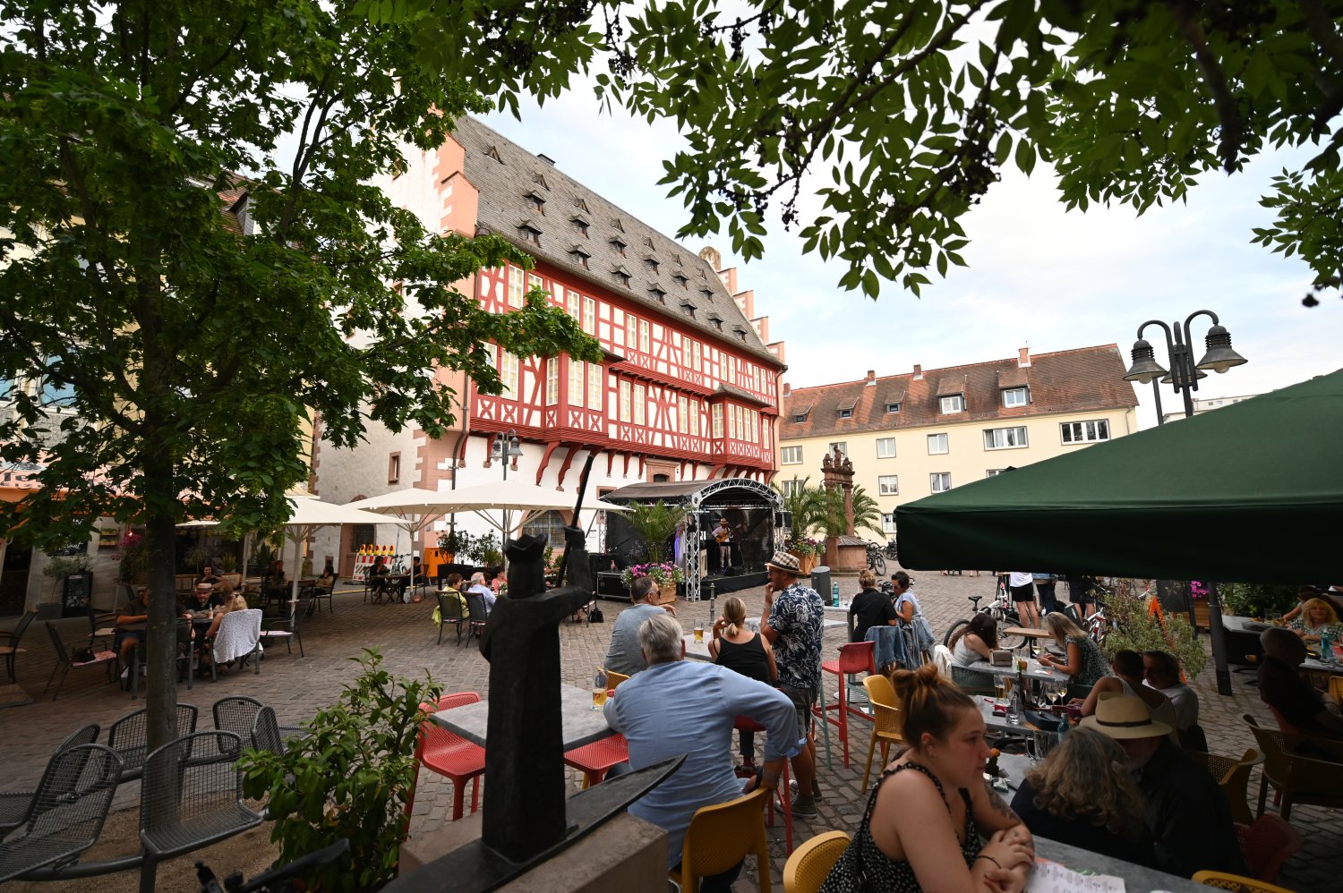 Für kühle Drinks unter Palmen muss man nicht weit reisen. Die Musikreihe Abendgold auf dem Altstädter Markt gehört im Hanauer Veranstaltungskalender zu den festen Größen.