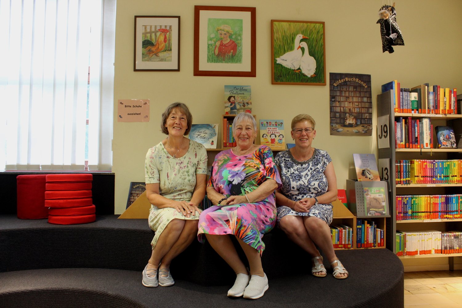 Unser Bild zeigt die Künstlerin Edelgard Dorr (Mitte) zusammen mit Uschi Dresen (links) und Büchereileiterin Martina Hack.
