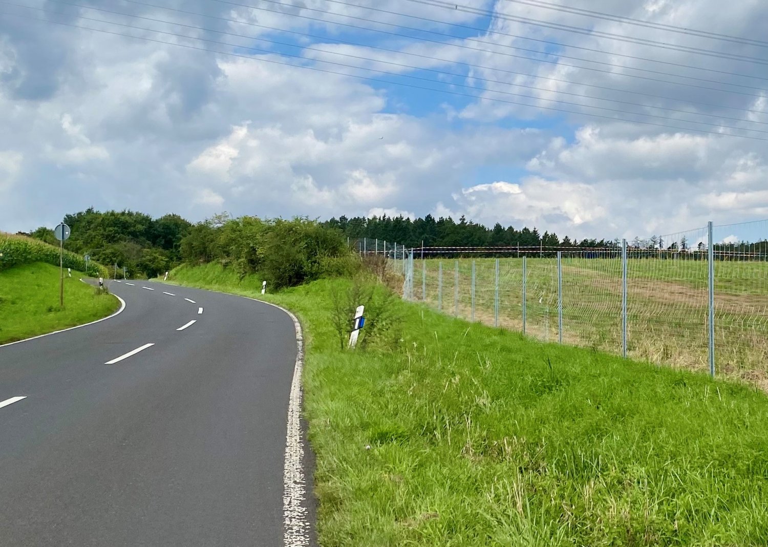Rechtseitig der Landesstraße entsteht bis Ende des Jahres 2024 das Somborner Sonnenkraftwerk.
