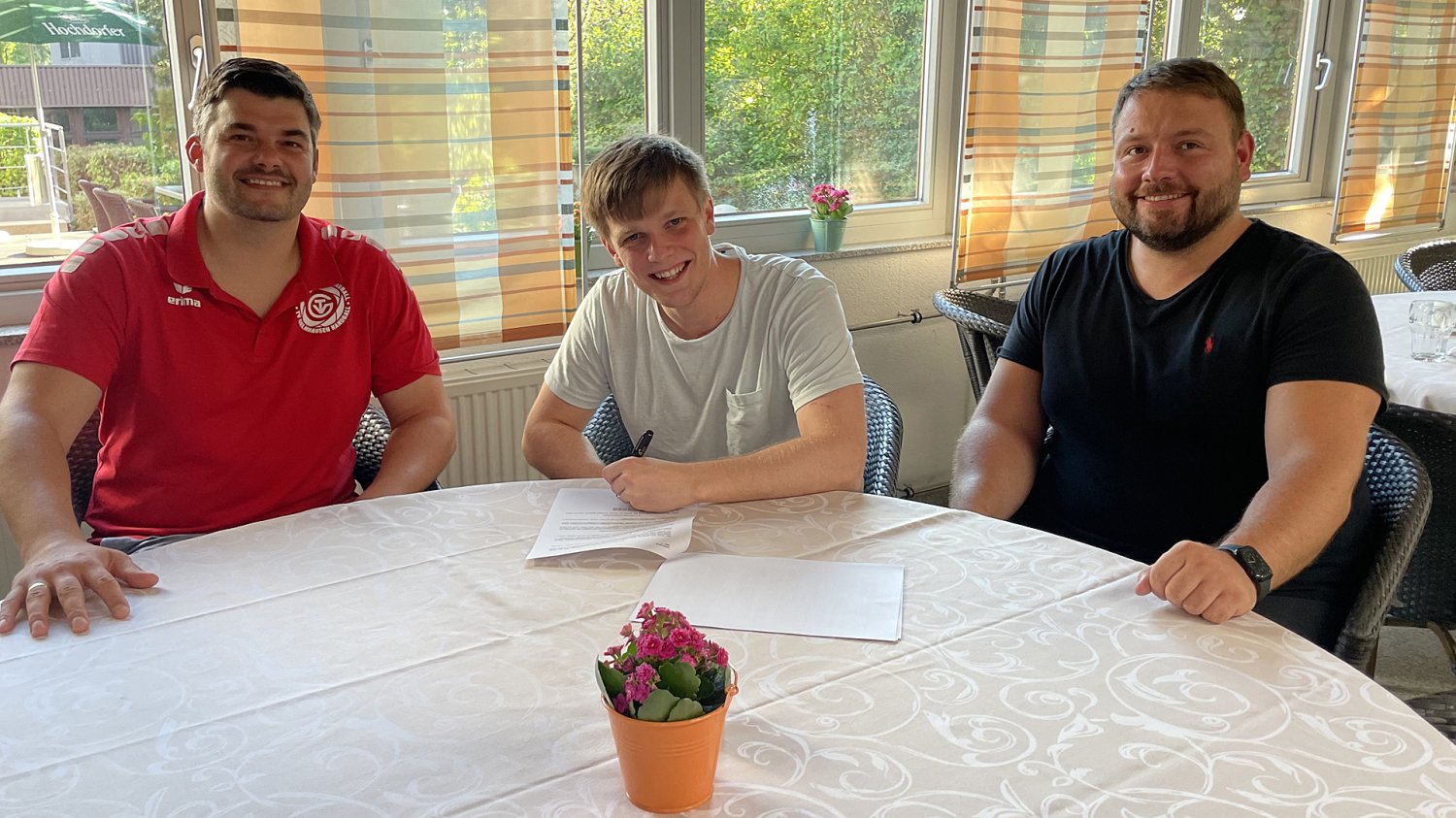 Im Rahmen des Trainingslagers hat jetzt Silas Altwein (Mitte) seinen Vertrag vorzeitig bis 2028 verlängert.