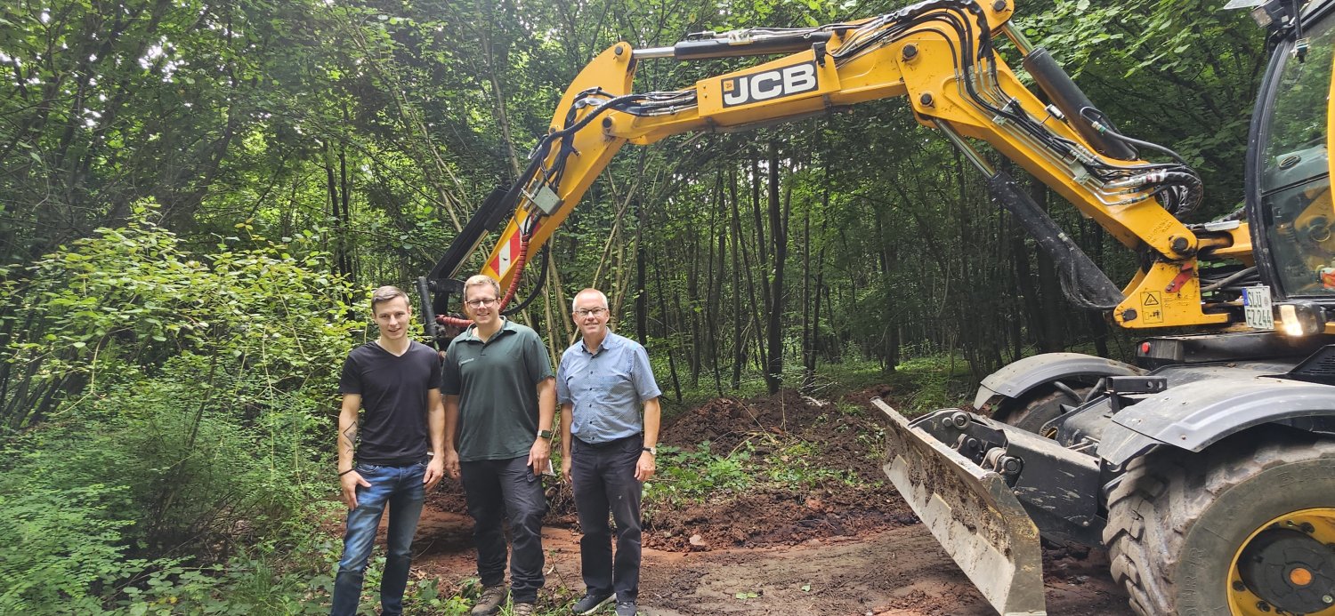 Bürgermeister Gerald Helfrich, Revierförster Hendrik Barthelmes und Rathausmitarbeiter Jannis Strauch überzeugen sich vor Ort von der Ausführung der Arbeiten.