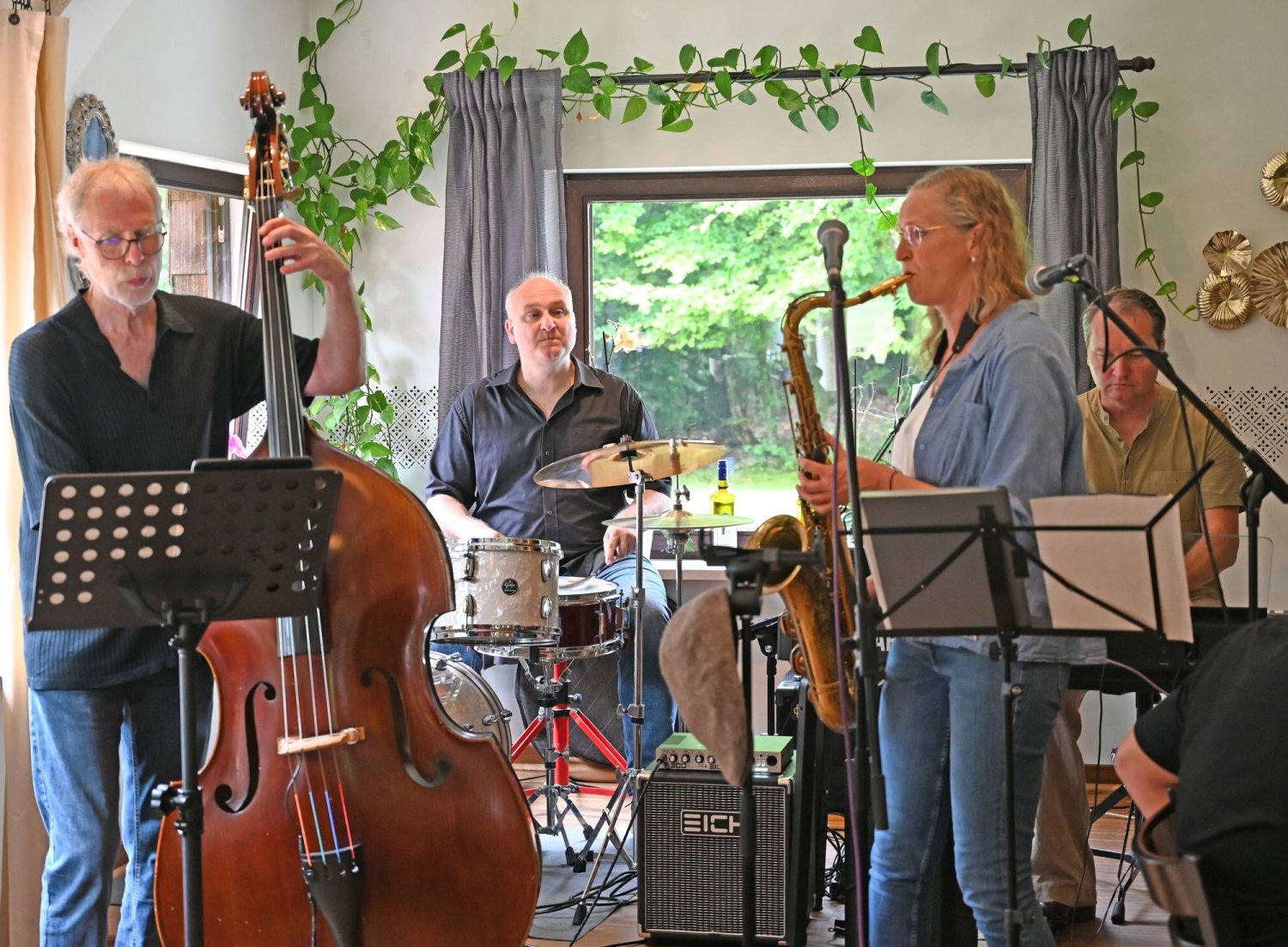 In der Wald-Erlebnisgaststätte Acisbrunnen in Schlüchtern war das „Trio 64“ mit seinen Musikern Magnus Schmerfeld (Piano), Mathias Müller (Schlagzeug) und Dieter Krause (Bass) wieder zu einer Jazz-Matinee zu Gast.