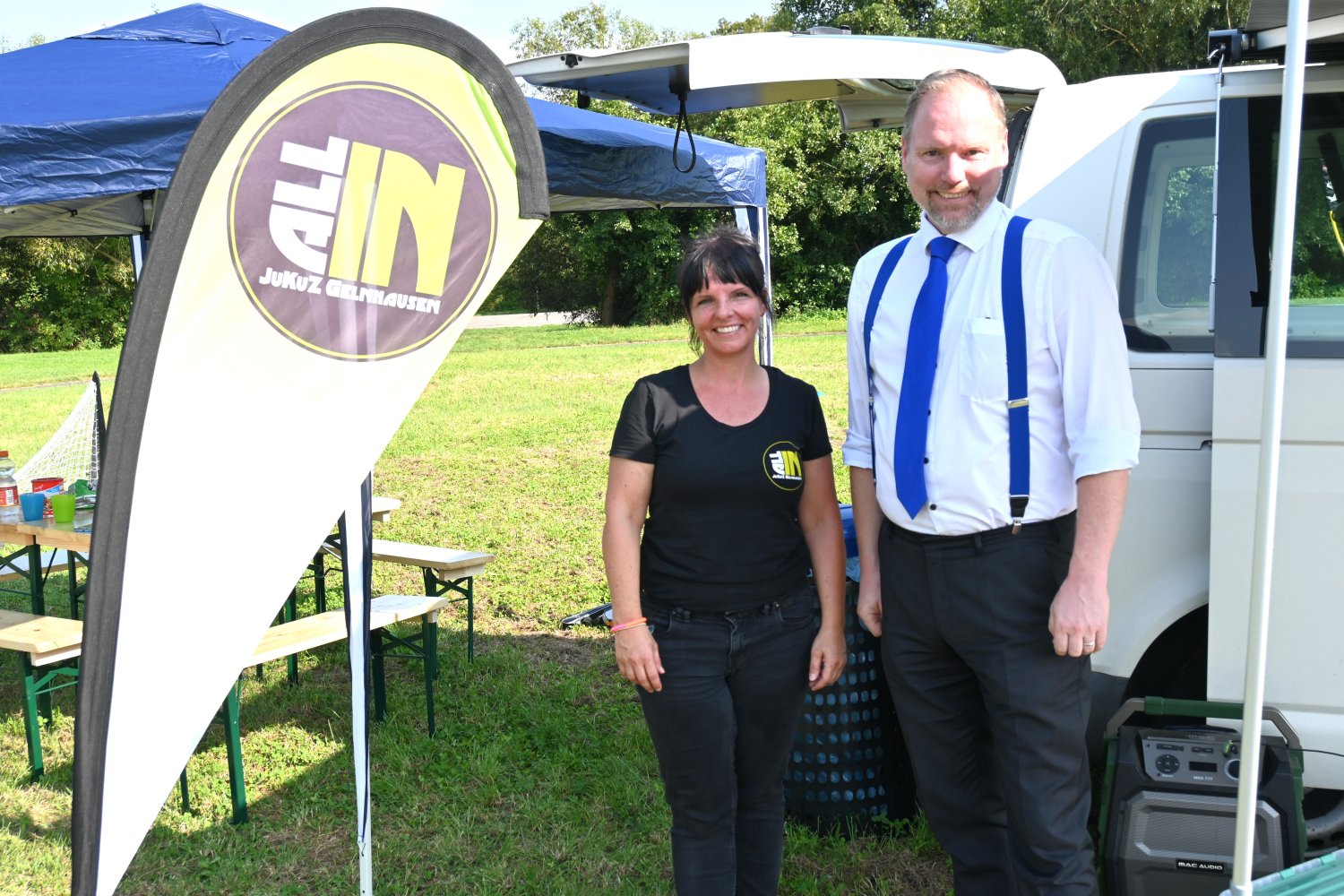 Bürgermeister Christian Litzinger und Wiebke Bluhm (Teamleiterin Caritas) am mobilen Stand des JuKuZ auf der Müllerwiese.