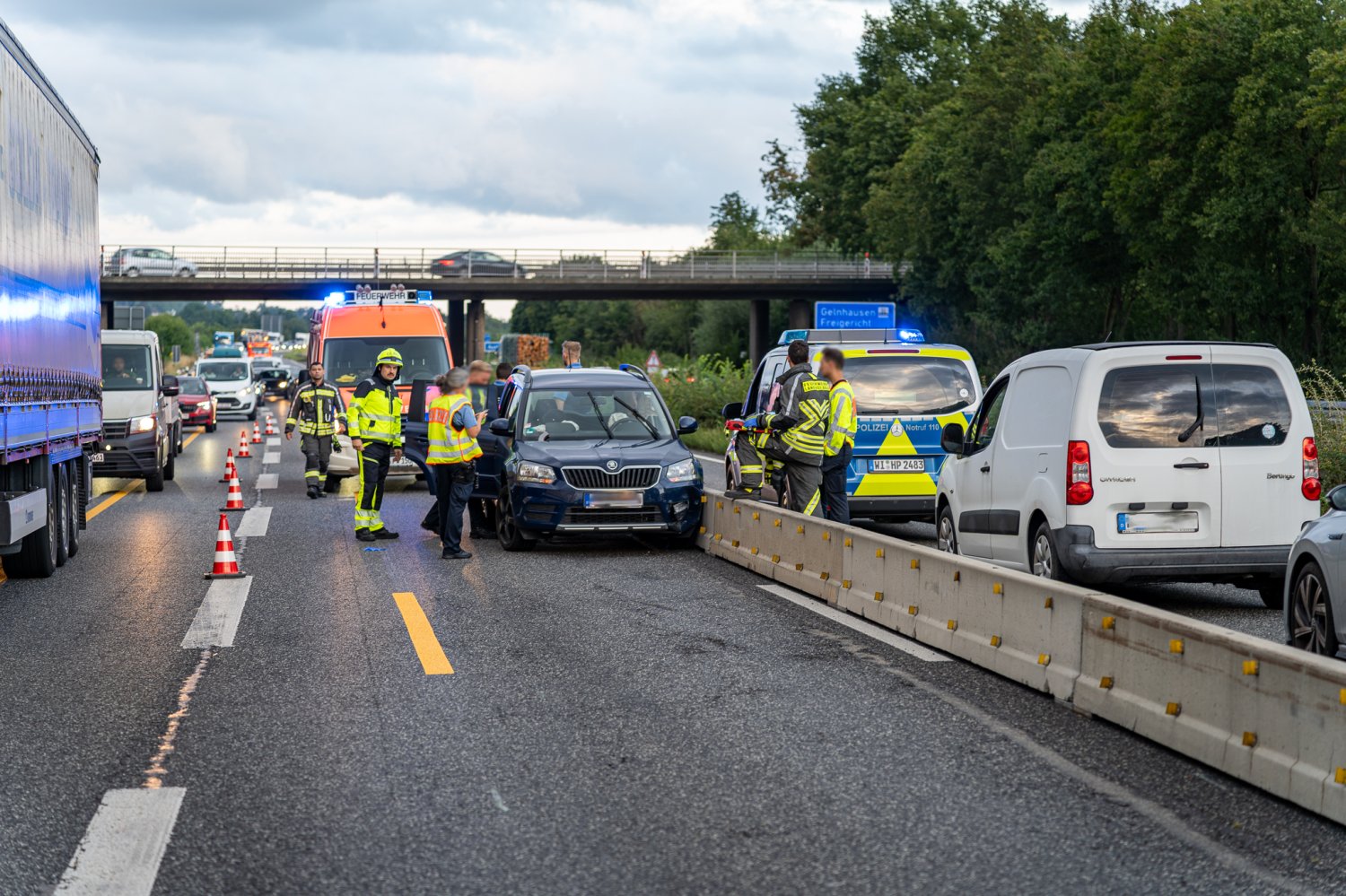 Ein 23-jähriger Skodafahrer aus Brachttal verlor im dortigen Baustellenbereich die Kontrolle über sein Fahrzeug, prallte in die Betonleitwand und blieb anschließend auf der linken Fahrspur an der Betonwand stehen.