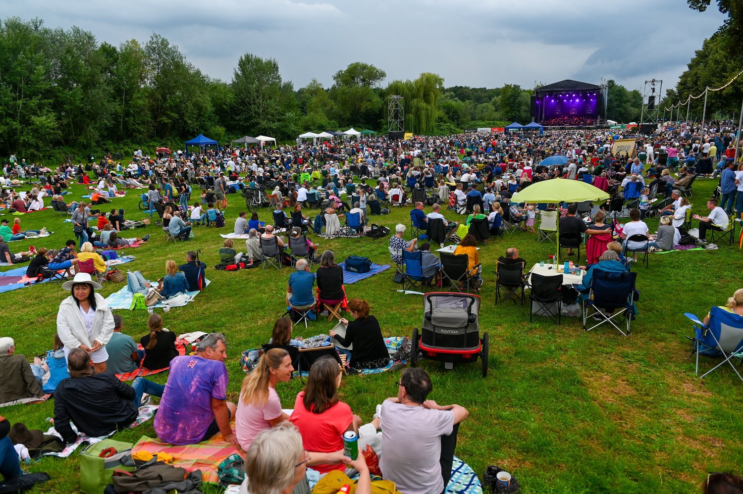 Pop, Pavillons, Picknick und Party: Die Zutaten für die Hanauer Sommernacht auf den Mainwiesen unterhalb von Schloss Philippsruhe.