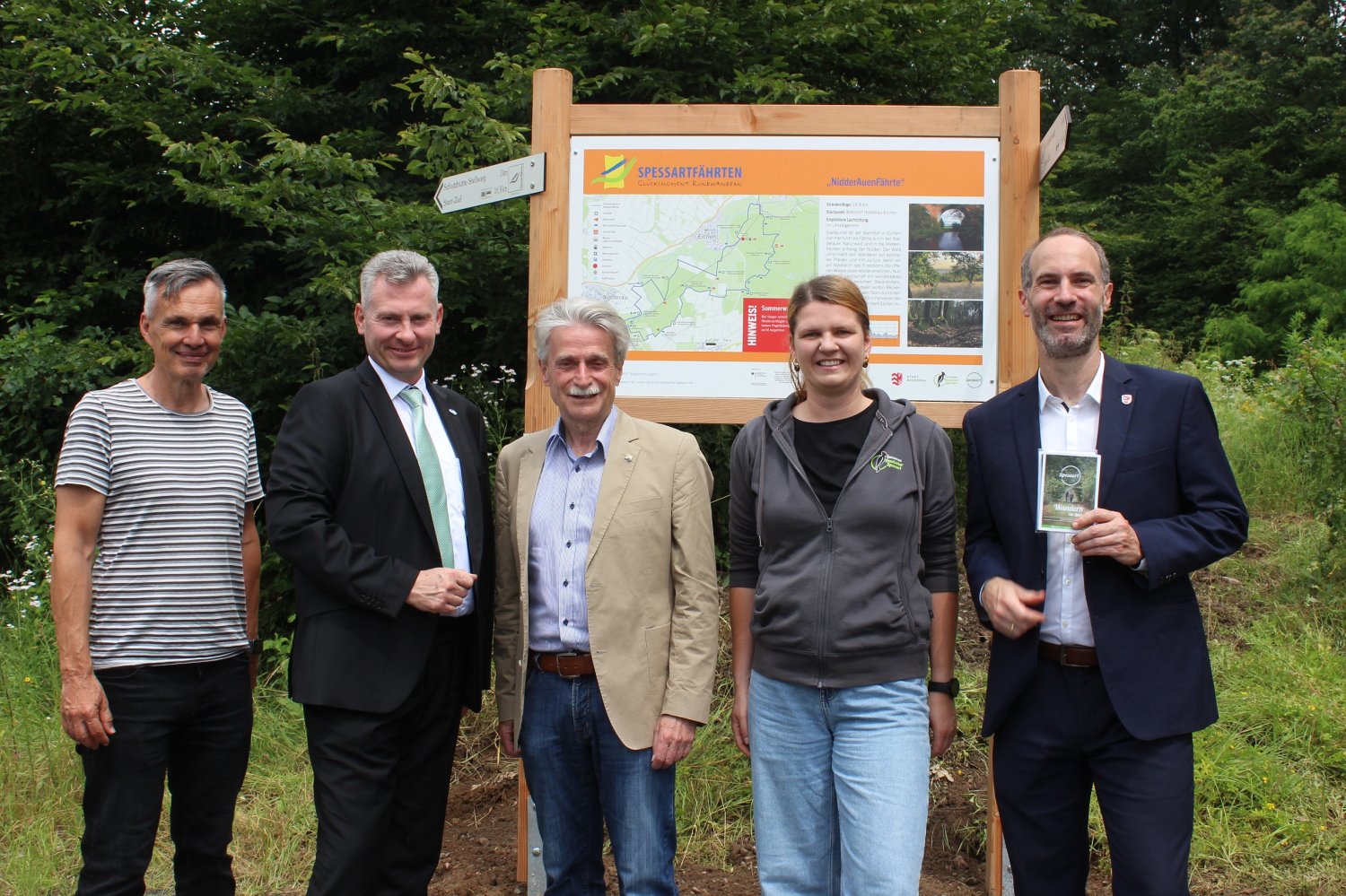 Bernhard Mosbacher, Erster Kreisbeigeordneter Andreas Hofmann, Thomas Dickert, Annika Ludwig und Andreas Bär, Bürgermeister der Stadt Nidderau, werben gemeinsam für die NidderAuenFährte.