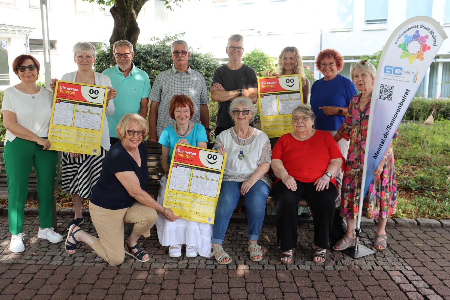 Der Maintaler Seniorenbeirat und die städtische Seniorenberatung mit Katharina Buld (hinten, Dritte von rechts) und Ute Gittner (hinten, Zweite von links) haben dafür gesorgt, dass es in Maintal jetzt elfmal eine „Nette Toilette“ gibt.