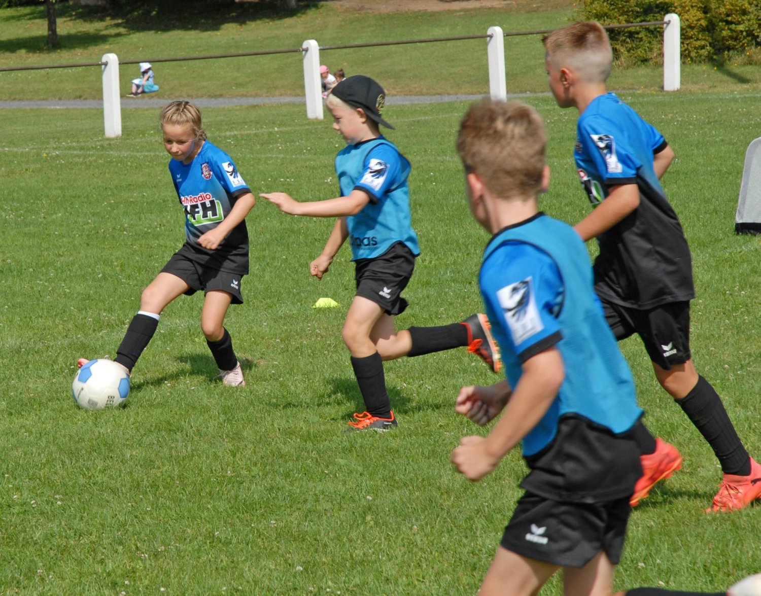 Eine Woche lang trainierten 65 Jungen und Mädchen im Alter von 6 bis 13 Jahren auf dem Sportplatz in Herolz.