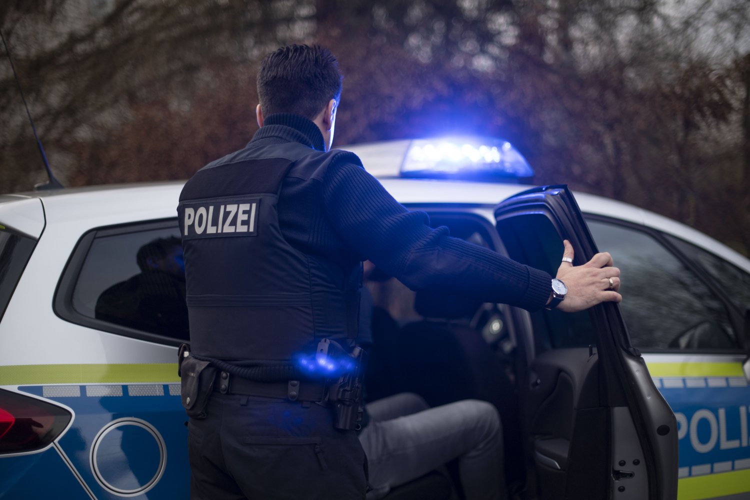 Eine der angetroffenen und kontrollierten Personen musste aufgrund eines gegen sie bestehenden Untersuchungshaftbefehls die Nacht im Polizeigewahrsam verbringen, um am nächsten Tag dem Haftrichter vorgeführt zu werden.