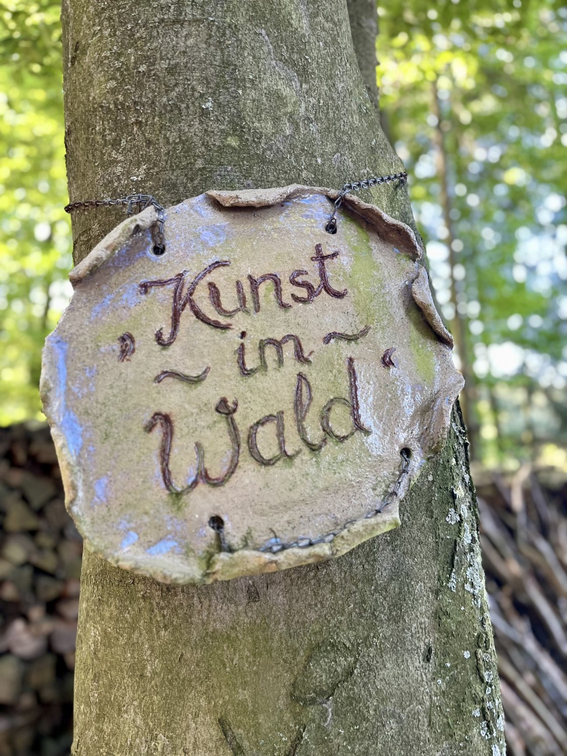 Der Weg „Kunst im Wald“ startet auf dem kleinen Parkplatz am Rande von Eidengesäß unterhalb der Edelweißhütte und liegt am Linsengerichter Rundwanderweg.
