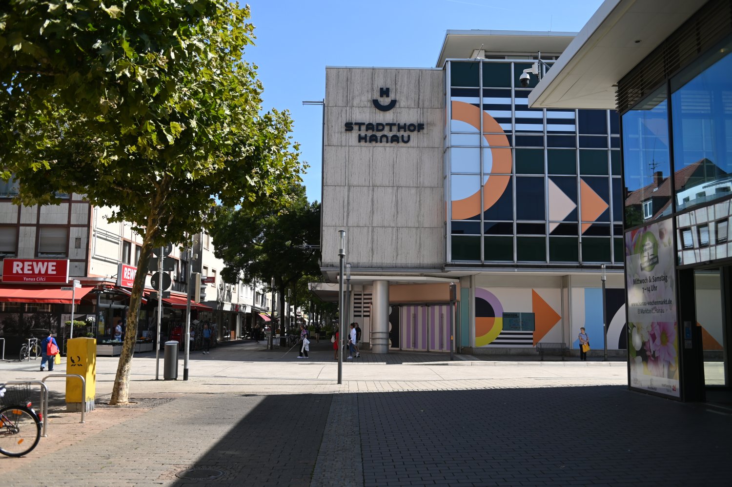 Der neue Schriftzug und das neue Logo schmücken ab sofort das Gebäude direkt am Hanauer Marktplatz.