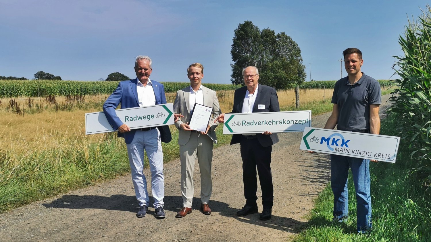 Jannik Marquart (Zweiter von links) überreichte gemeinsam mit dem Radverkehrsbeauftragten des MKK Elmar Sachs (rechts) den Bürgermeistern von Wächtersbach und Brachttal, Andreas Weiher (links) und Wolfram Zimmer (2. von rechts), den Förderbescheid.e
