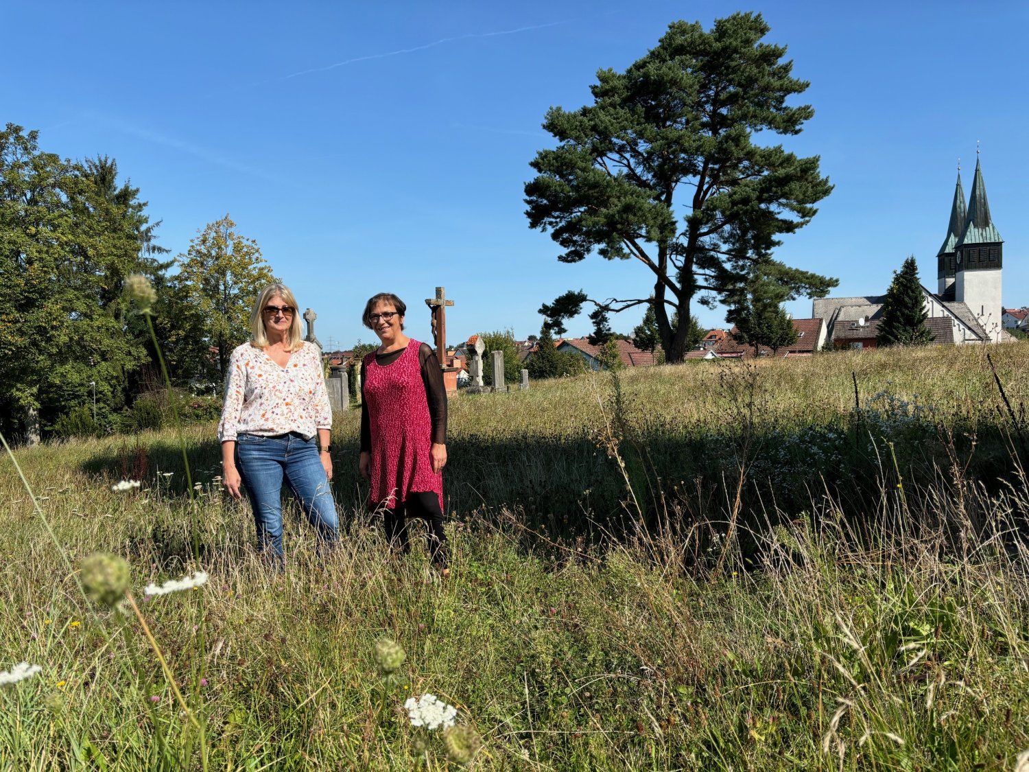 Barbara Schmitt (links) vom Bauamt der Gemeinde Freigericht und Blühbotschafterin Dorothee Schilling freuen sich, durch die Blühfläche auf dem Somborner Friedhof einen Beitrag zur Stärkung der Biodiversität zu leisten.