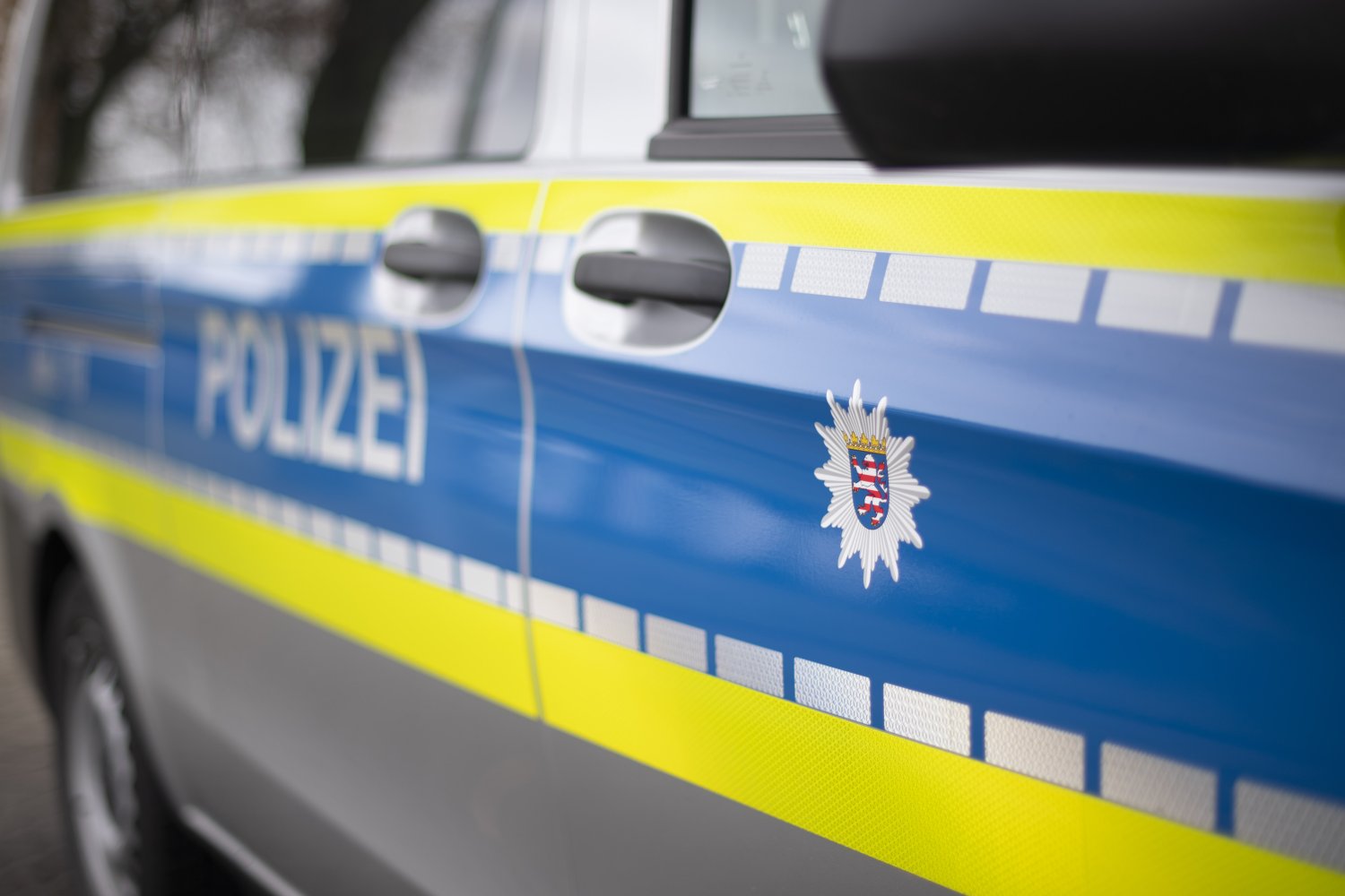 Kradfahrer bei Kollision mit Ampelmast lebensgefährlich verletzt