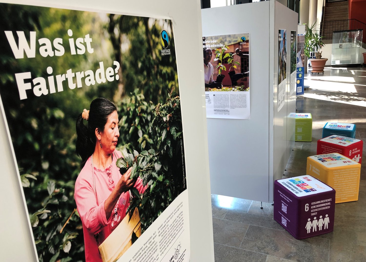 Die Ausstellung im Main-Kinzig-Forum informiert über die Wirkung von fairem Handel und auch die Wechselwirkungen mit dem Klimawandel.