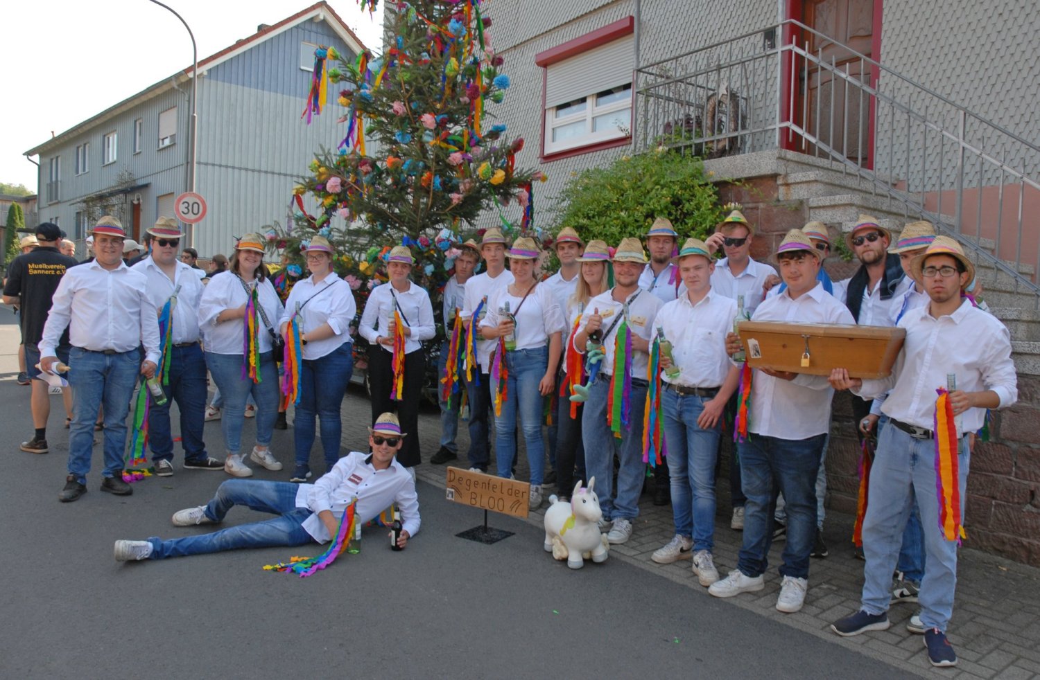 Mit den Klängen des Musikvereins Sannerz holte die 22-köpfige Bloogesellschaft den buntgeschmückten überdimensional großen Kirmesstrauß in Vollmerz ab und brachte ihn zum Sportplatz.
