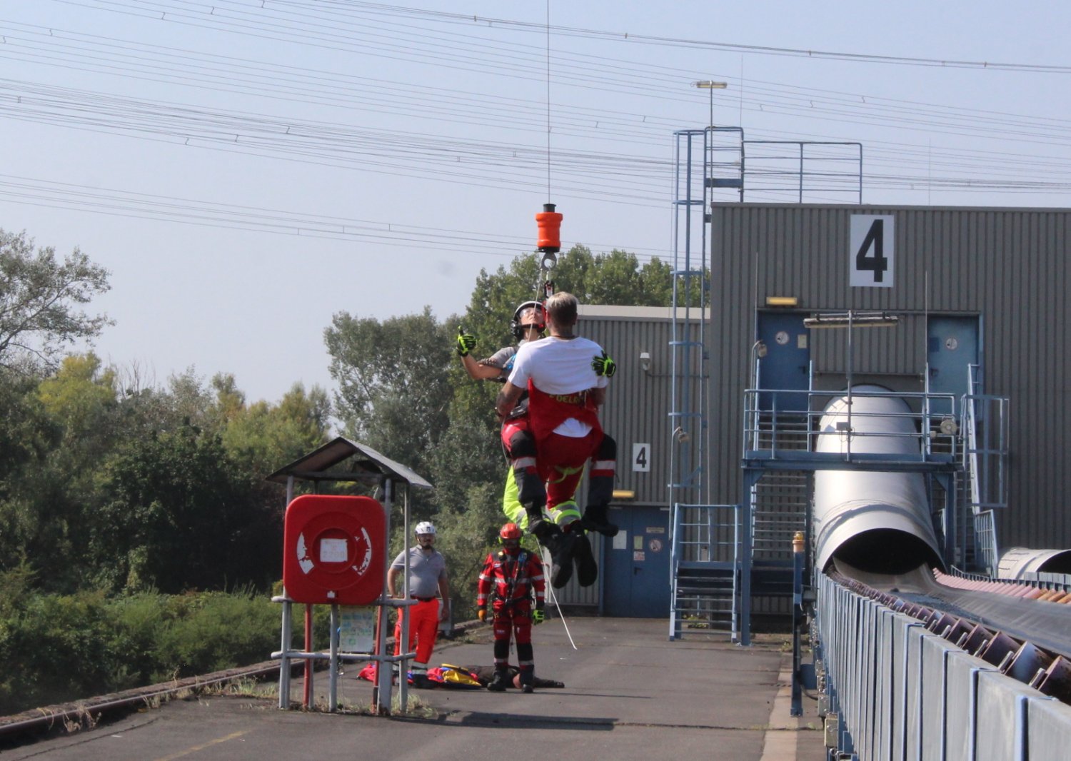 Nicht alltägliche Herausforderung: Notarzt und verletzte Person müssen in den Hubschrauber gebracht werden, der sich dabei weiter in der Luft hält.