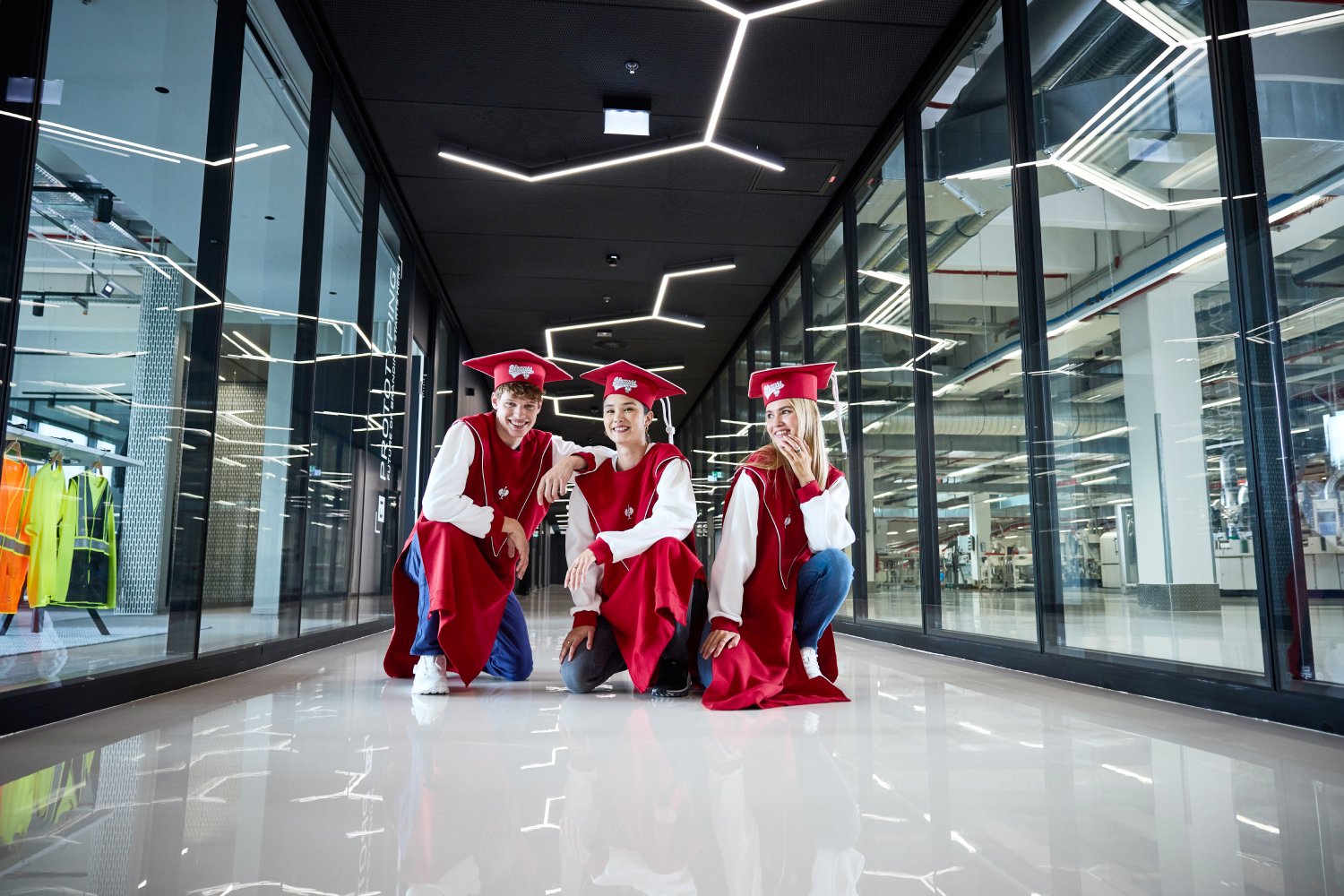 Studenten der Strauss Academy werden ein dreijähriges duales Studium absolvieren, das mit einem akkreditierten Bachelor-Abschluss abschließt.