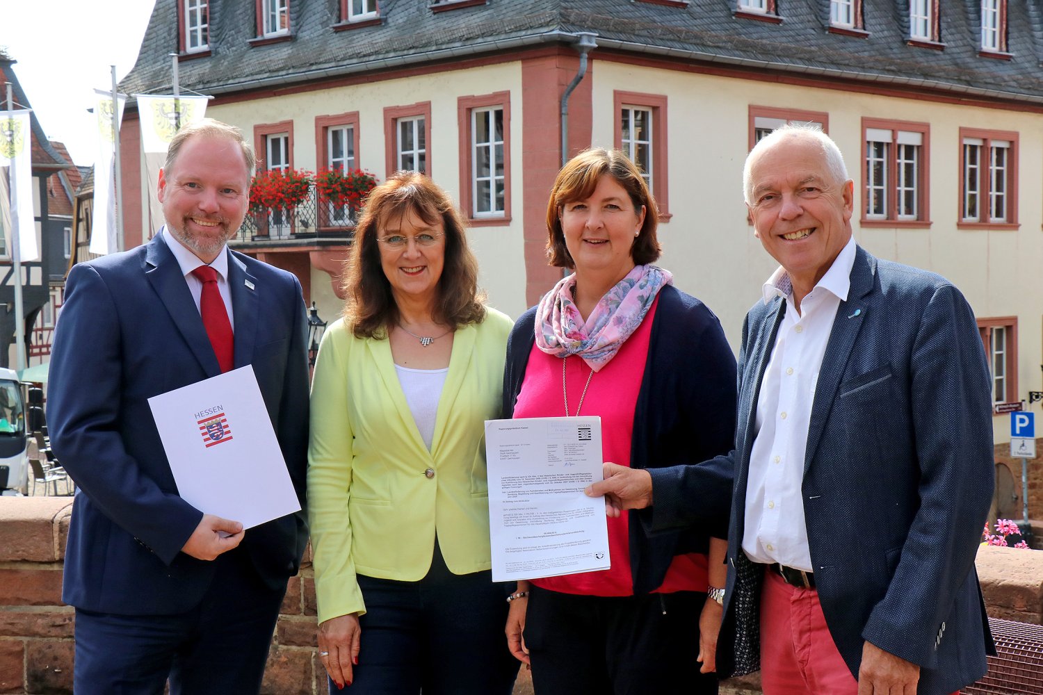 Gelnhausens Bürgermeister Christian Litzinger, Heike Schmidt, Melanie Kroh und Linsengerichts Bürgermeister Albert Ungermann (v.li.).