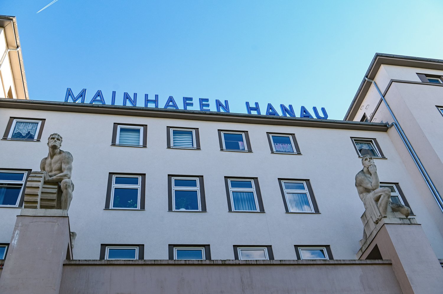 Die recht martialisch dreinblickenden Kolossalfiguren über der alten Einfahrt hat der am 24. April 1876 in Hanau geborene Bildhauer August Bischoff geschaffen.