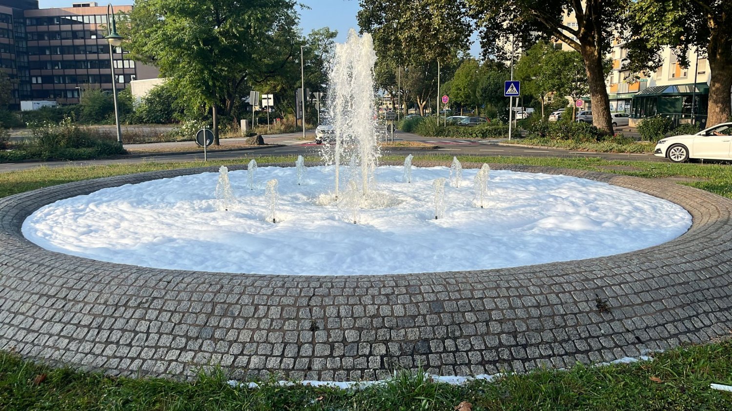 Der Brunnen an der Dettinger Straße um 08.30 Uhr.
