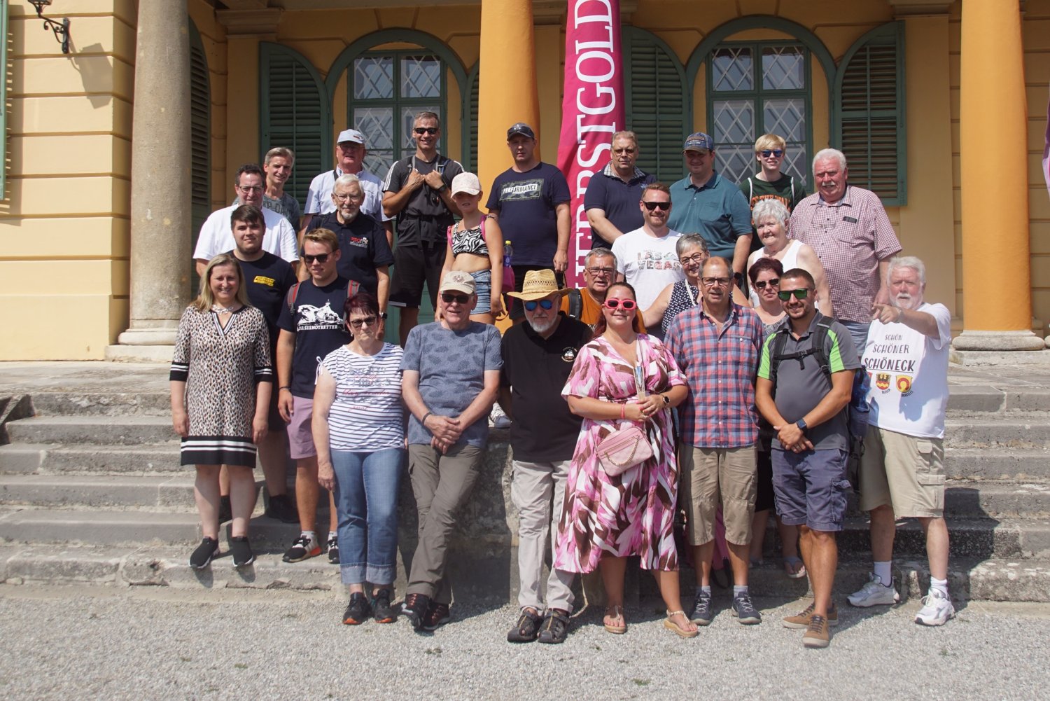 Die Freunde: Teamfoto vor Schloss Esterhazy.
