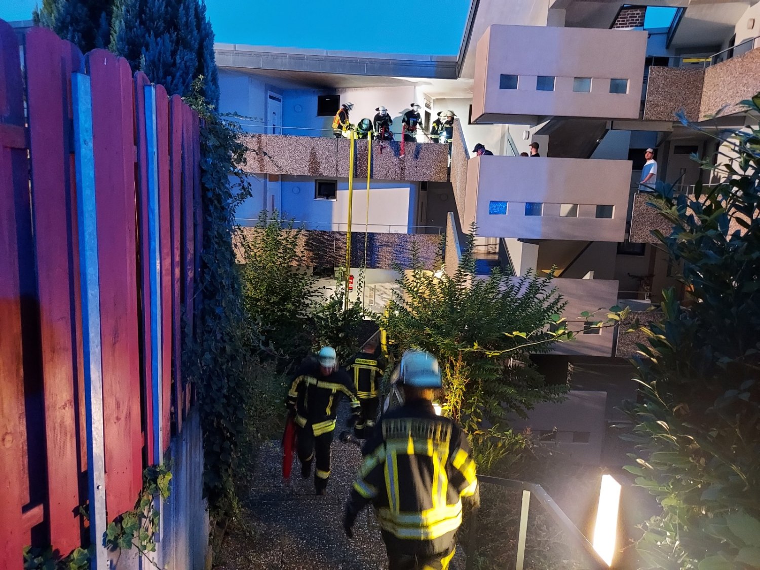 Die Feuerwehr Bad Soden-Salmünster wurde am frühen Samstagmorgen um 5:02 Uhr zu einem Zimmerbrand in einem Mehrparteienhaus in Bad Soden alarmiert.