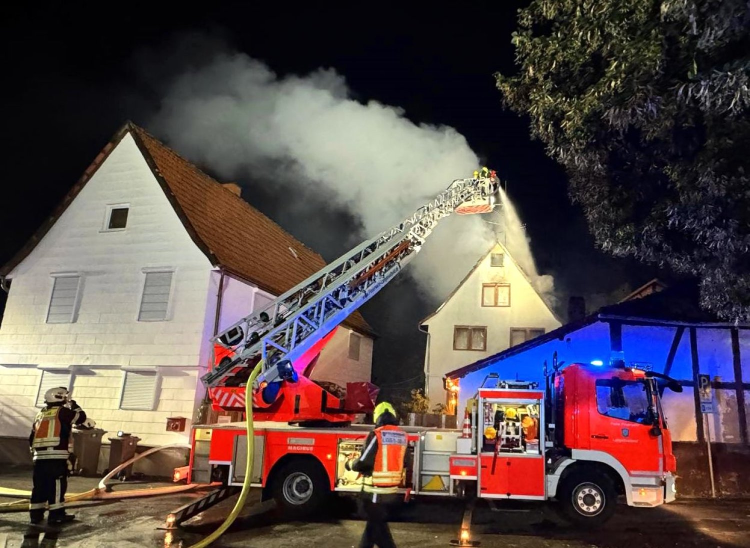 Am Montagmorgen rückten Polizei und Feuerwehr kurz vor 4 Uhr zu einem gemeldeten Dachstuhlbrand eines Einfamilienhauses in Niederrodenbach aus.