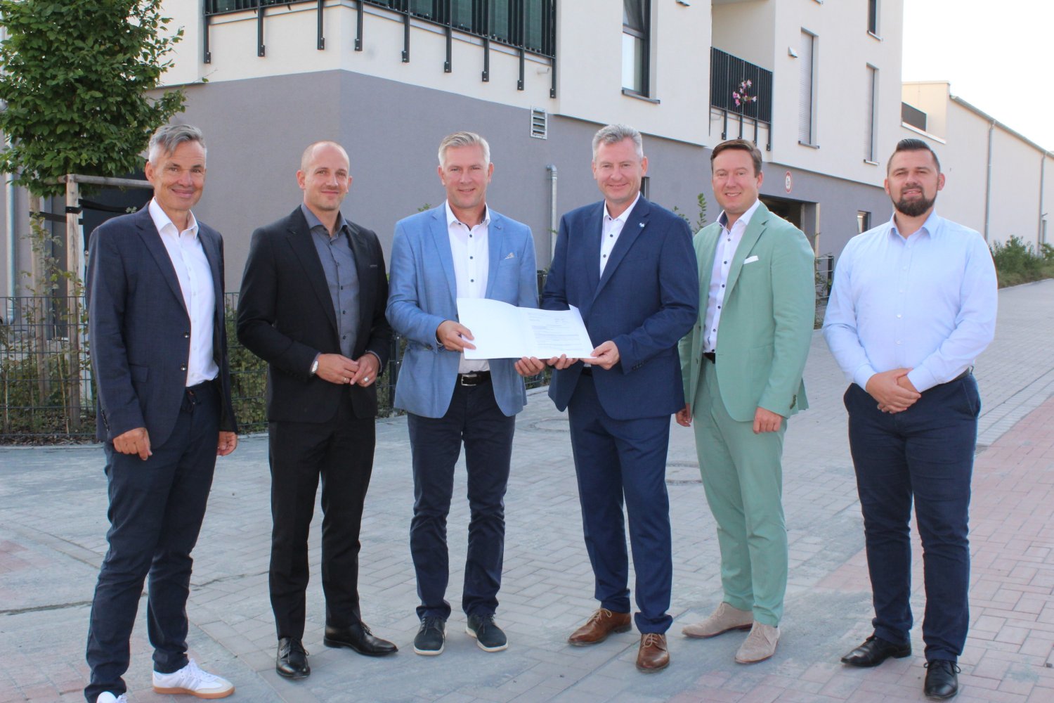 Erster Kreisbeigeordneter Andreas Hofmann (3.v.re.) überreicht den Förderbescheid an die Bürgermeister Thomas Henfling, Matthias Möller und Christian Zimmermann im Beisein des Vorsitzenden von Spessart Regional, Dominik Brasch und Bernhard Mosbacher.