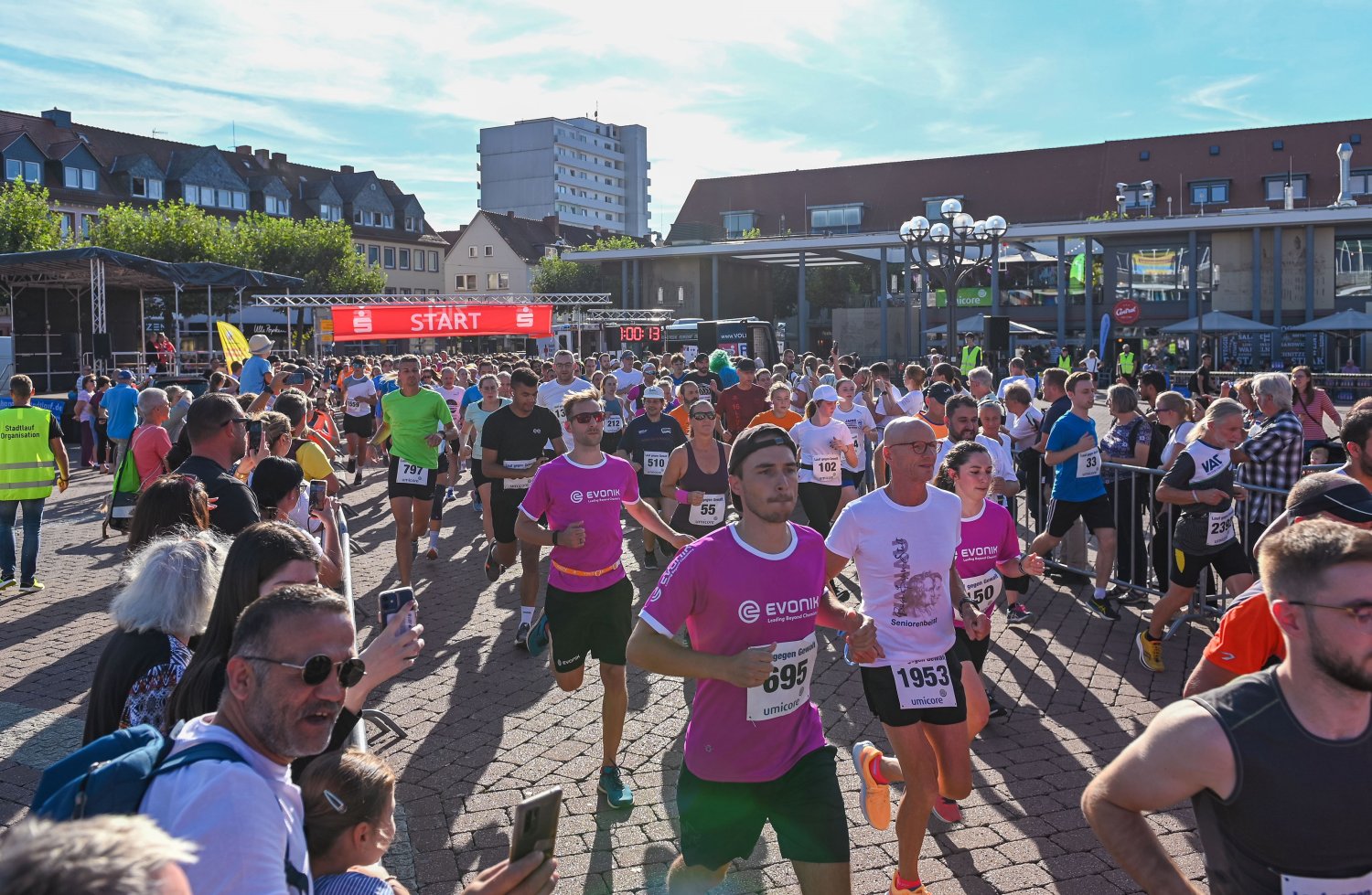 Am Freitag, 20. September 2024, um 17 Uhr, fällt der Startschuss für den sechs Kilometer langen Hanauer Stadtlauf unter dem Motto „Stärke zeigen - Gegen Gewalt an Frauen“.