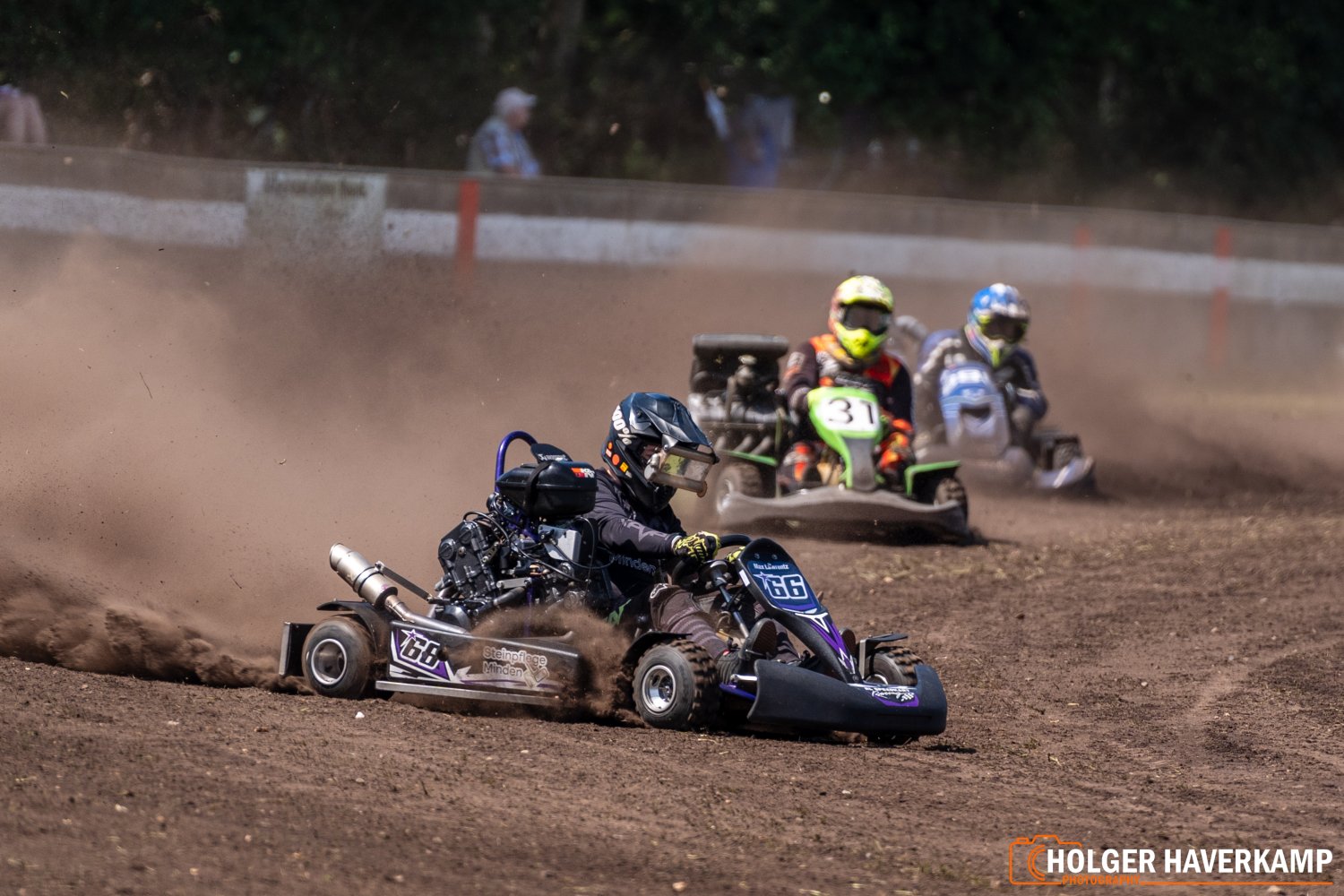 Die Speedkarts zeigen spektakuläre Drifts durch die Kurven